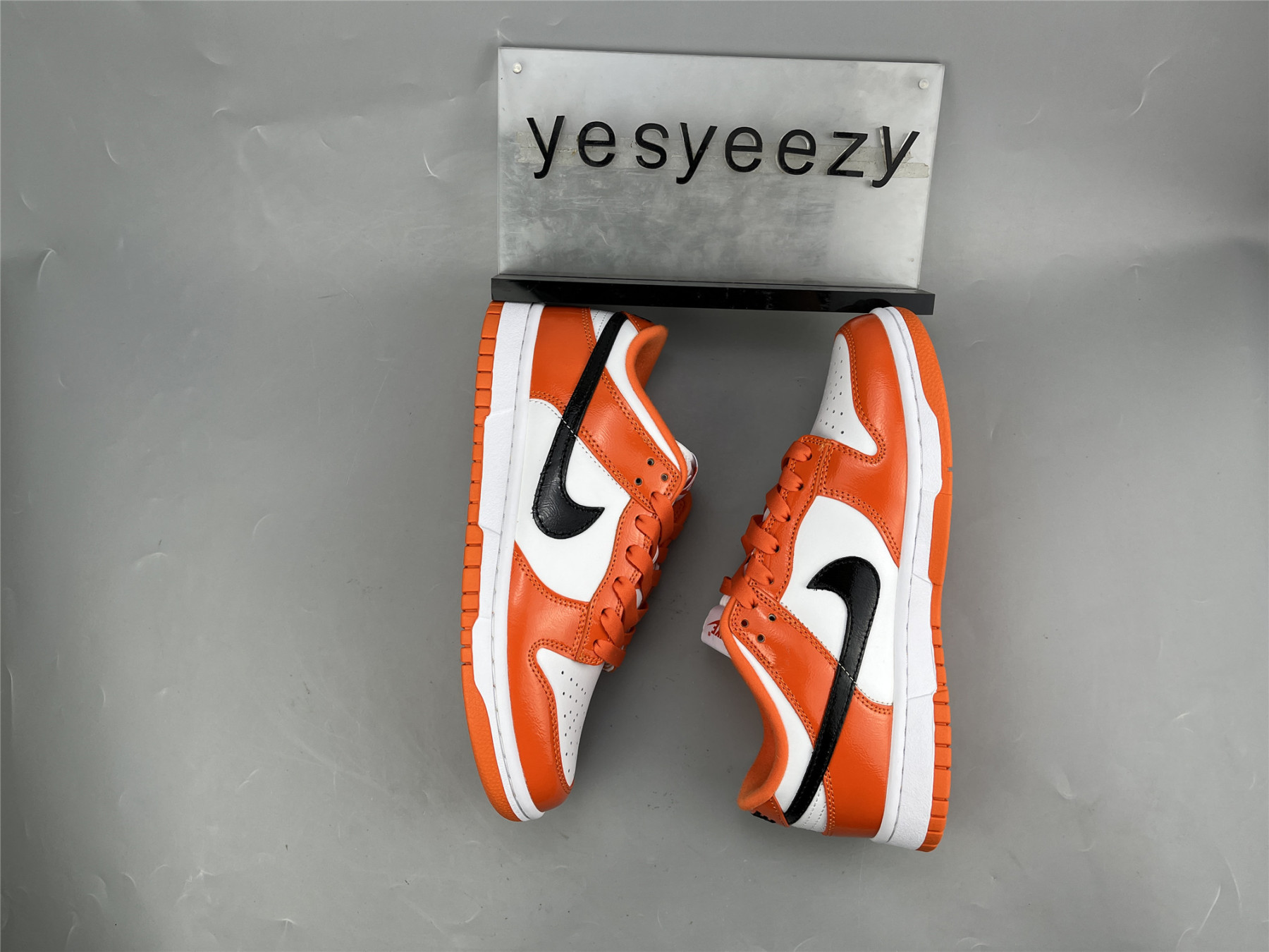 UA NIKE WMNS DUNK LOW 