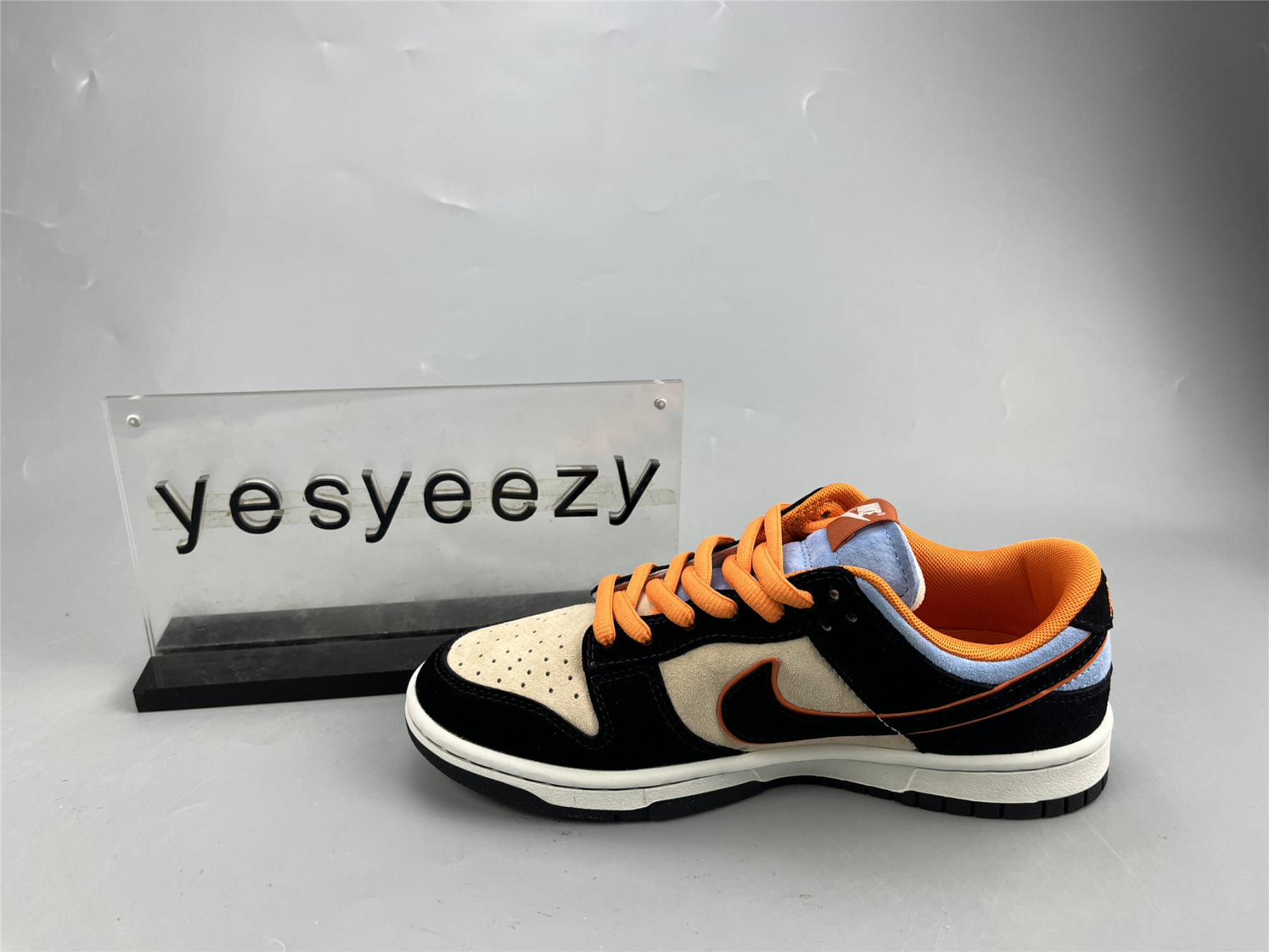 UA NIKE DUNK LOW GRAY