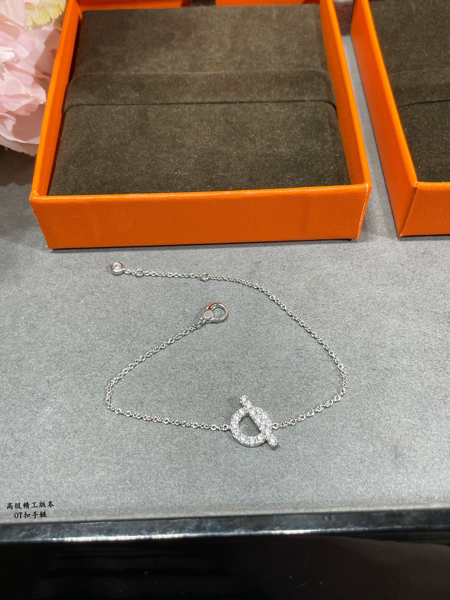 H**me5 OT clasp fully D1am0nd-encrusted Bracelet