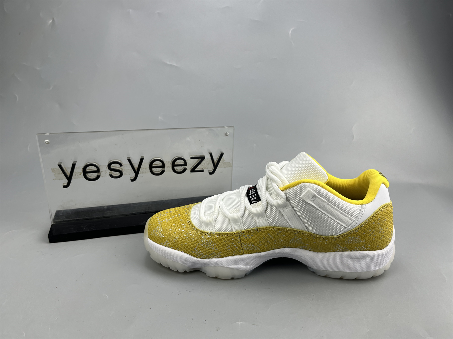 UA WMNS AIR JORDAN 11 RETRO LOW 