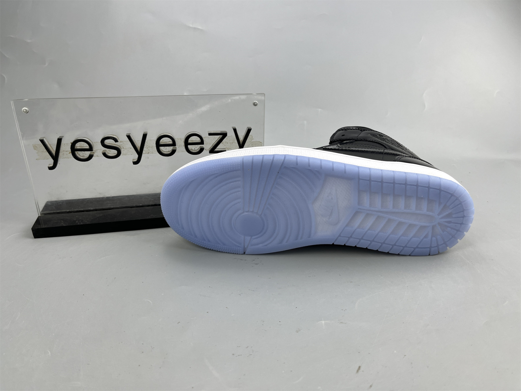 UA AIR JORDAN 1 MID SE 