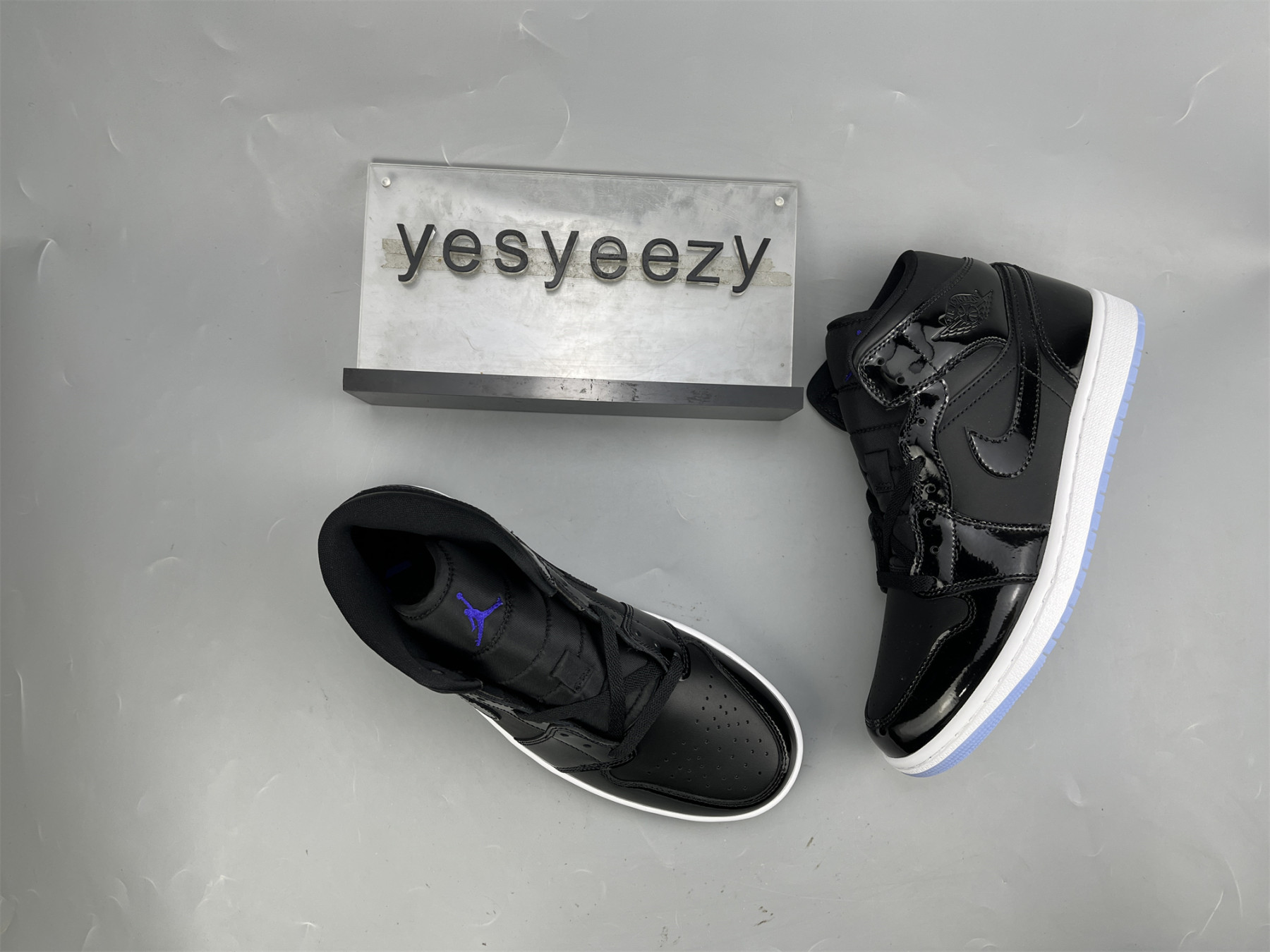 UA AIR JORDAN 1 MID SE 