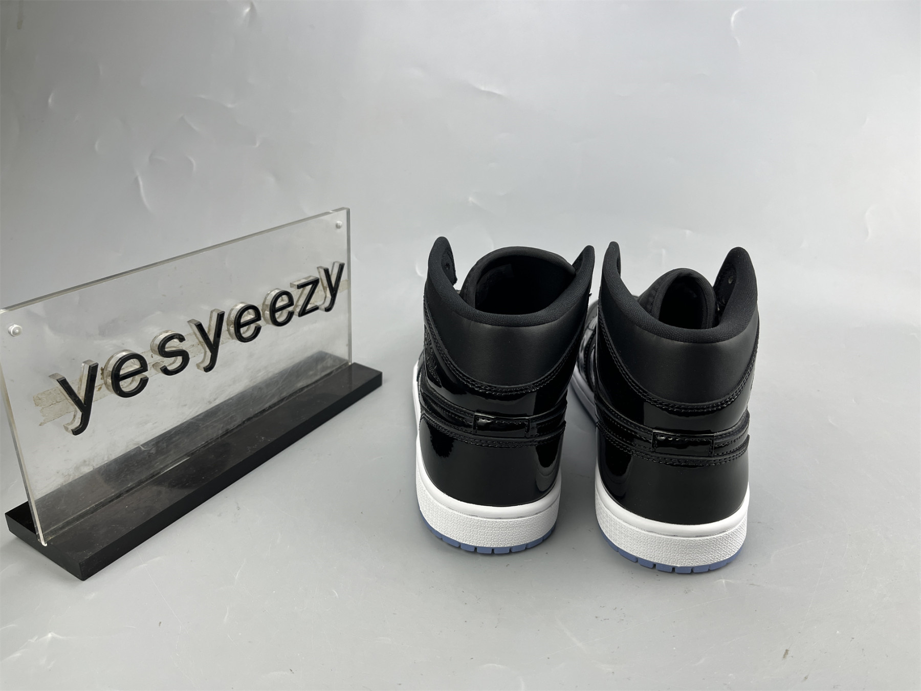 UA AIR JORDAN 1 MID SE 