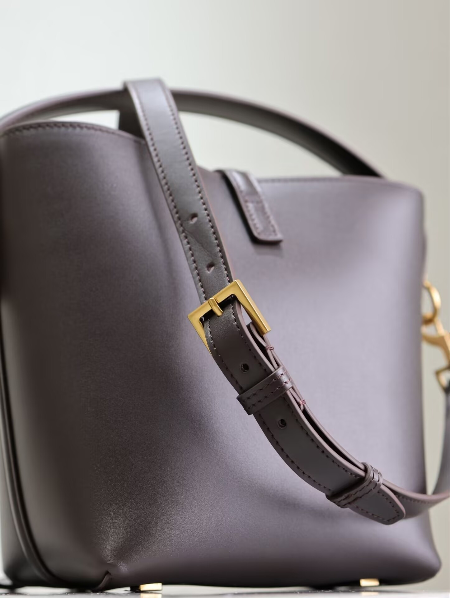 Y51 LE 37 In Shiny Leather 17x20x13cm