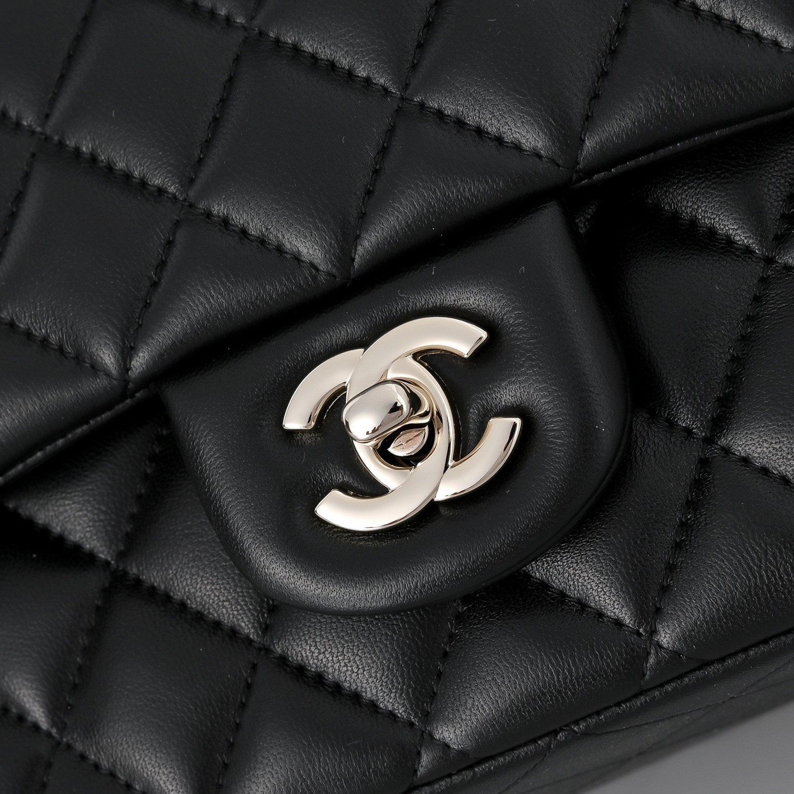Ch**el CLASSIC HANDBAG Black lambskin with light gold hardware 15.5×25.5×6cm
