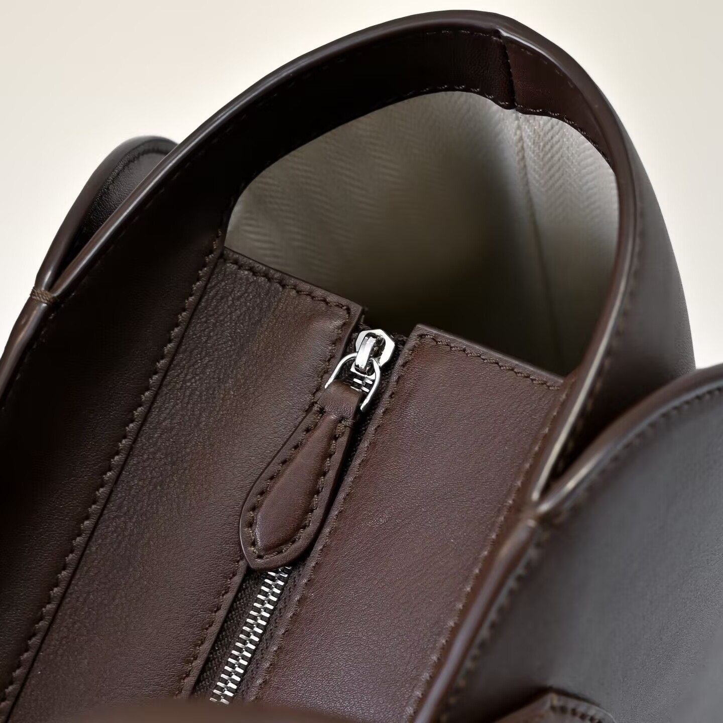 The R0w Marlo Bag in Leather 30x14x21cm