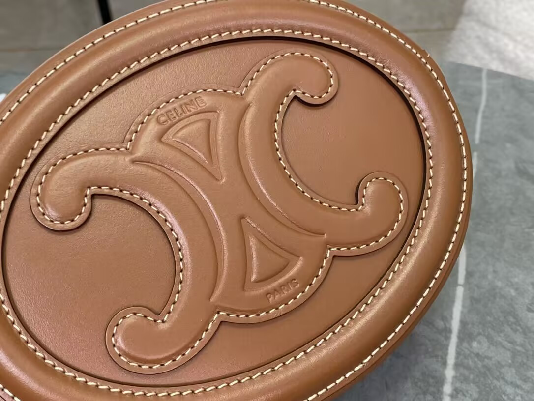 Ce1i*e small calfskin cuir triomphe oval crossbody 20x15x6cm