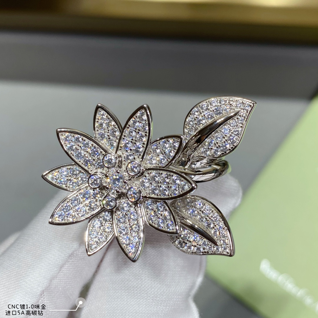 V*n Cl**f & Arpels lotus Ring