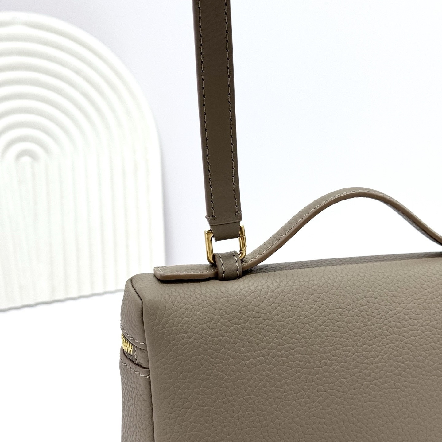 L0r0 P1ana Extra Pocket L19 Grained Calfskin 11 x 19 x 6.5 cm