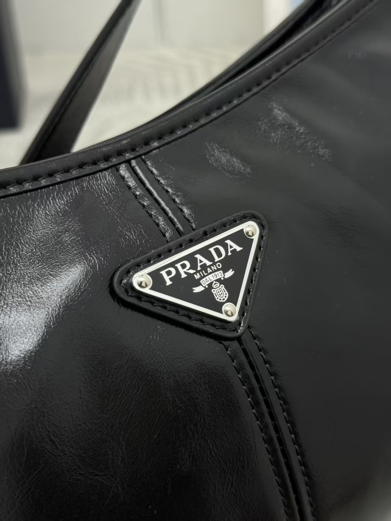 Pra*a Aimèe Medium Leather Shoulder Bag 15x32x10cm