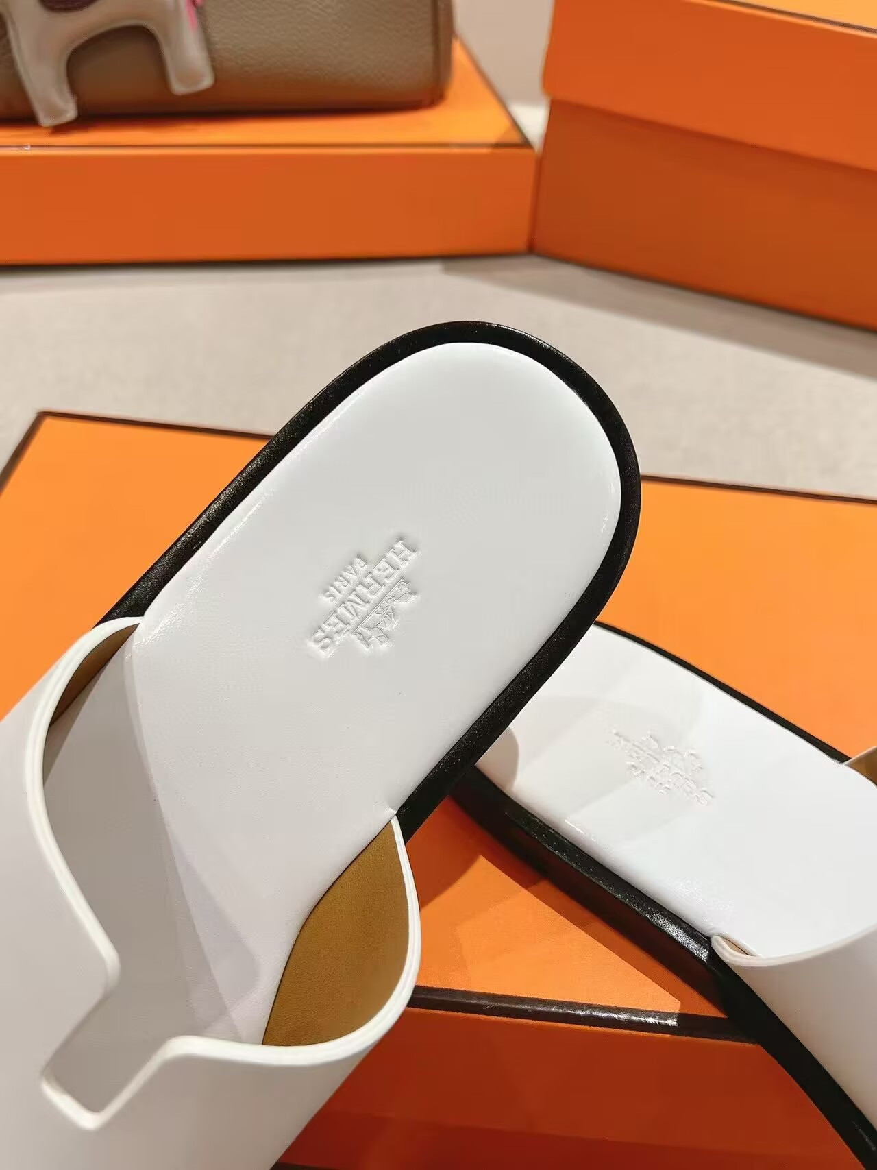 UA H**me5 Izmir sandal