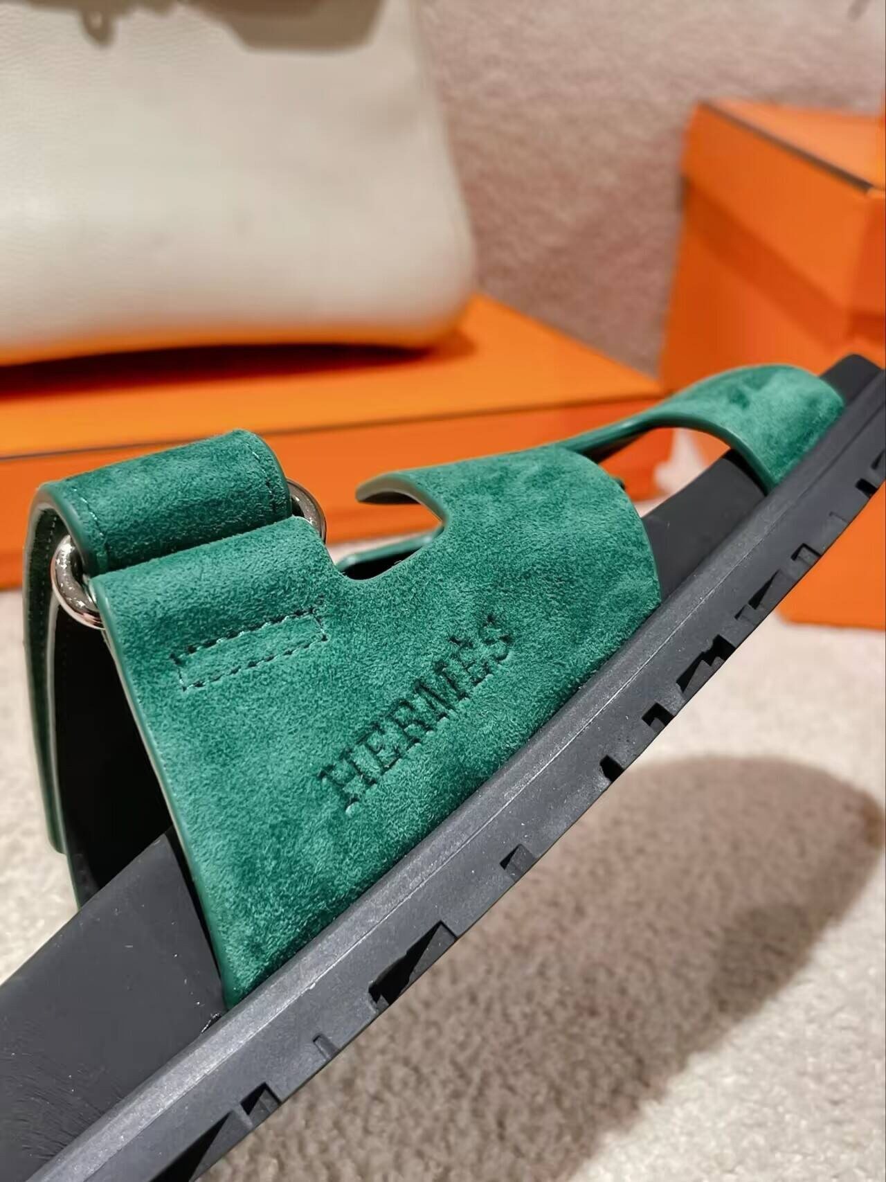 UA H**me5 Chypre sandal
