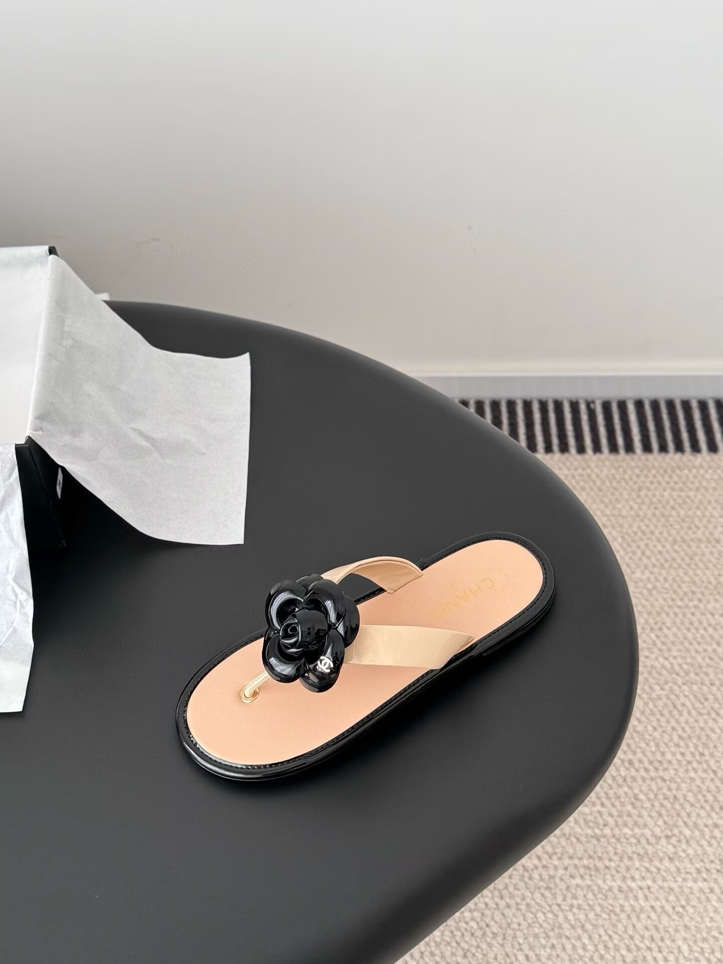 ua Ch**el thongs slides