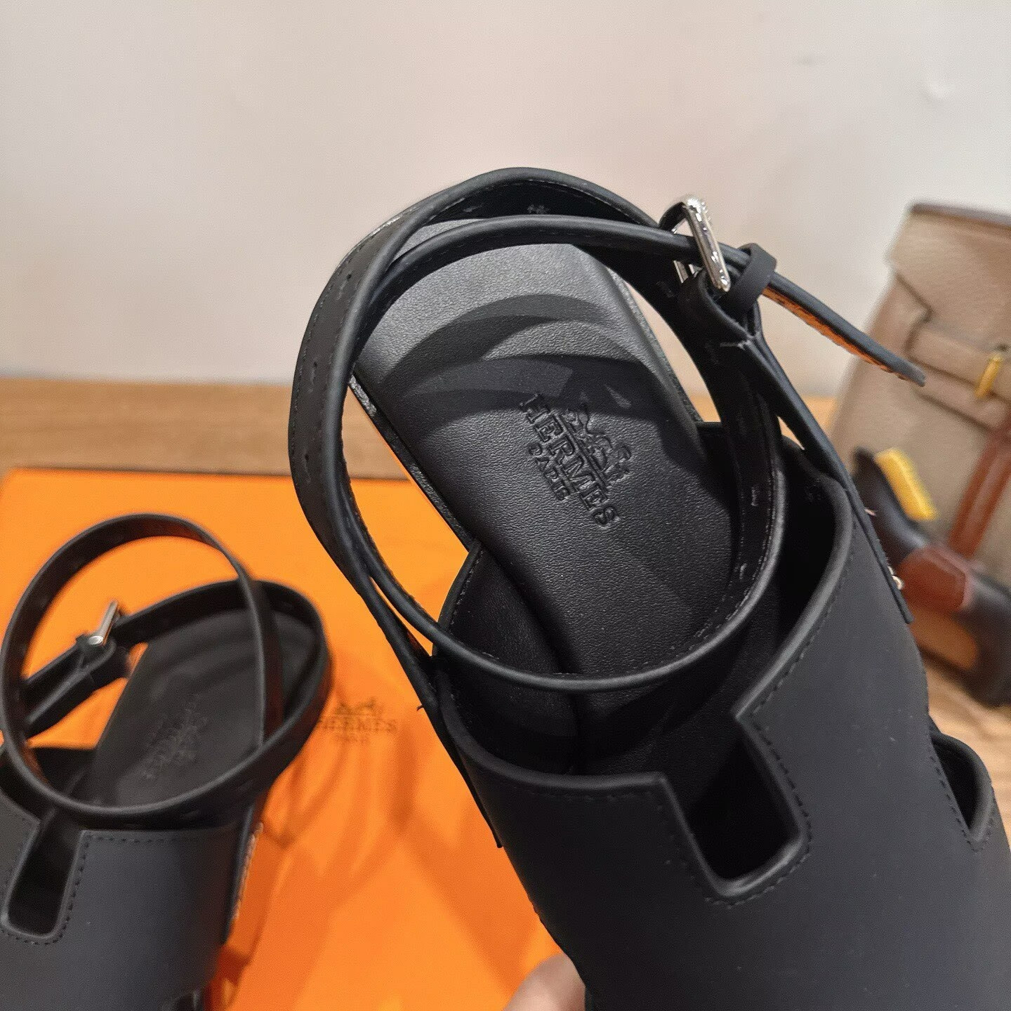 ua H**me5 maya sandal