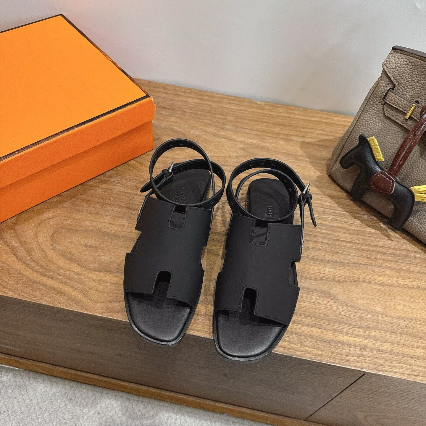 ua H**me5 maya sandal
