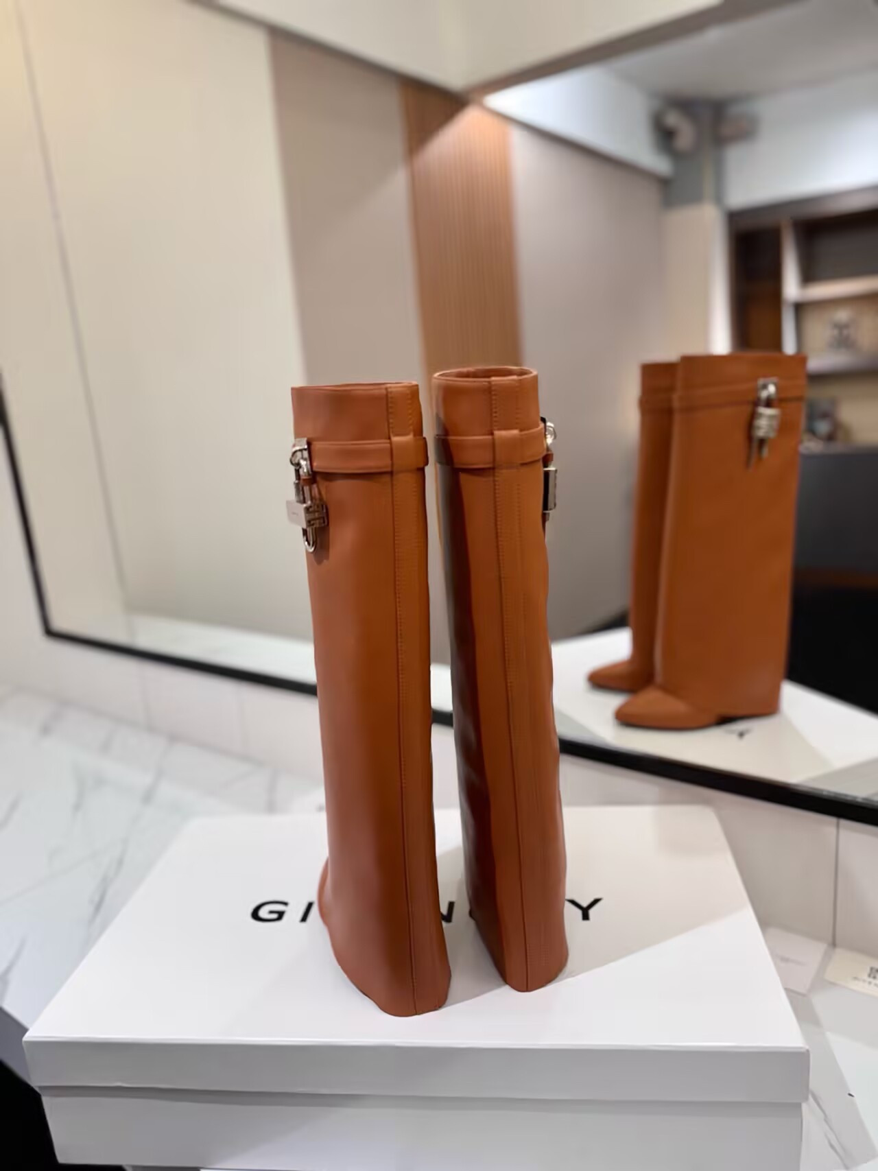 UA G1uenchy Shark Lock boots in leather(Production about 10 days)