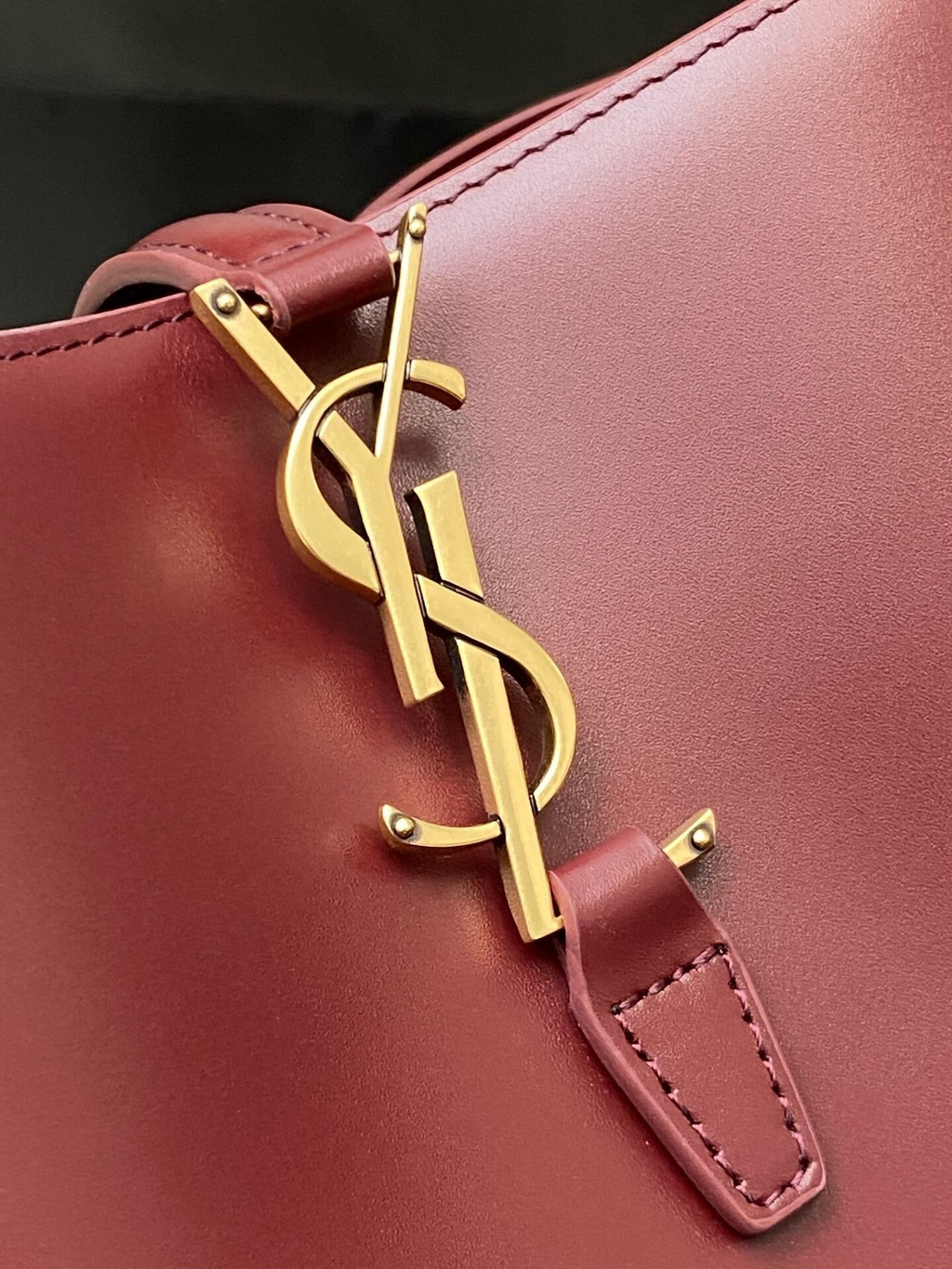 Y51 LE 37 In Shiny Leather 17x20x13cm