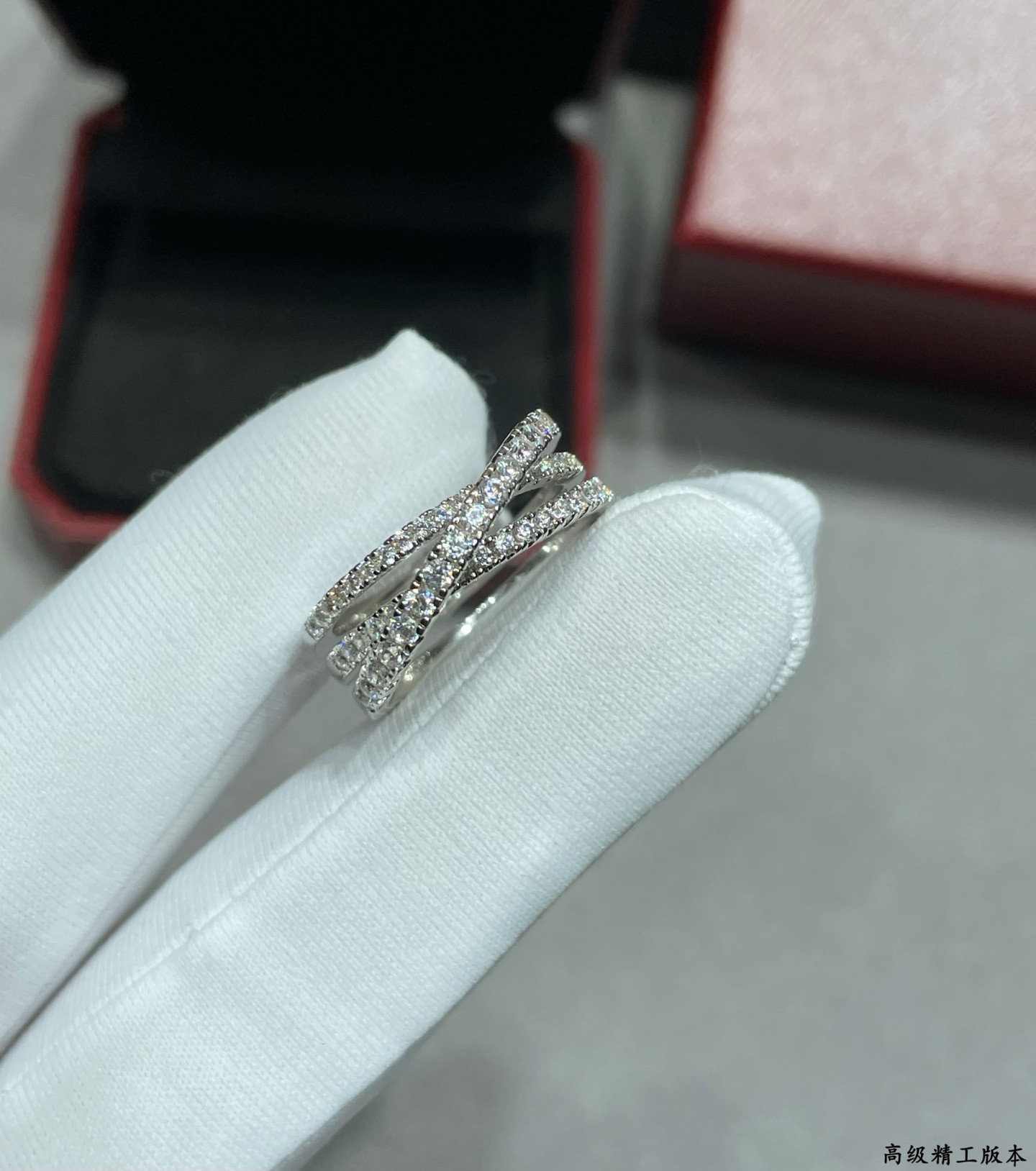 Ca*t1er Three-ring rivet D1am0nd ring