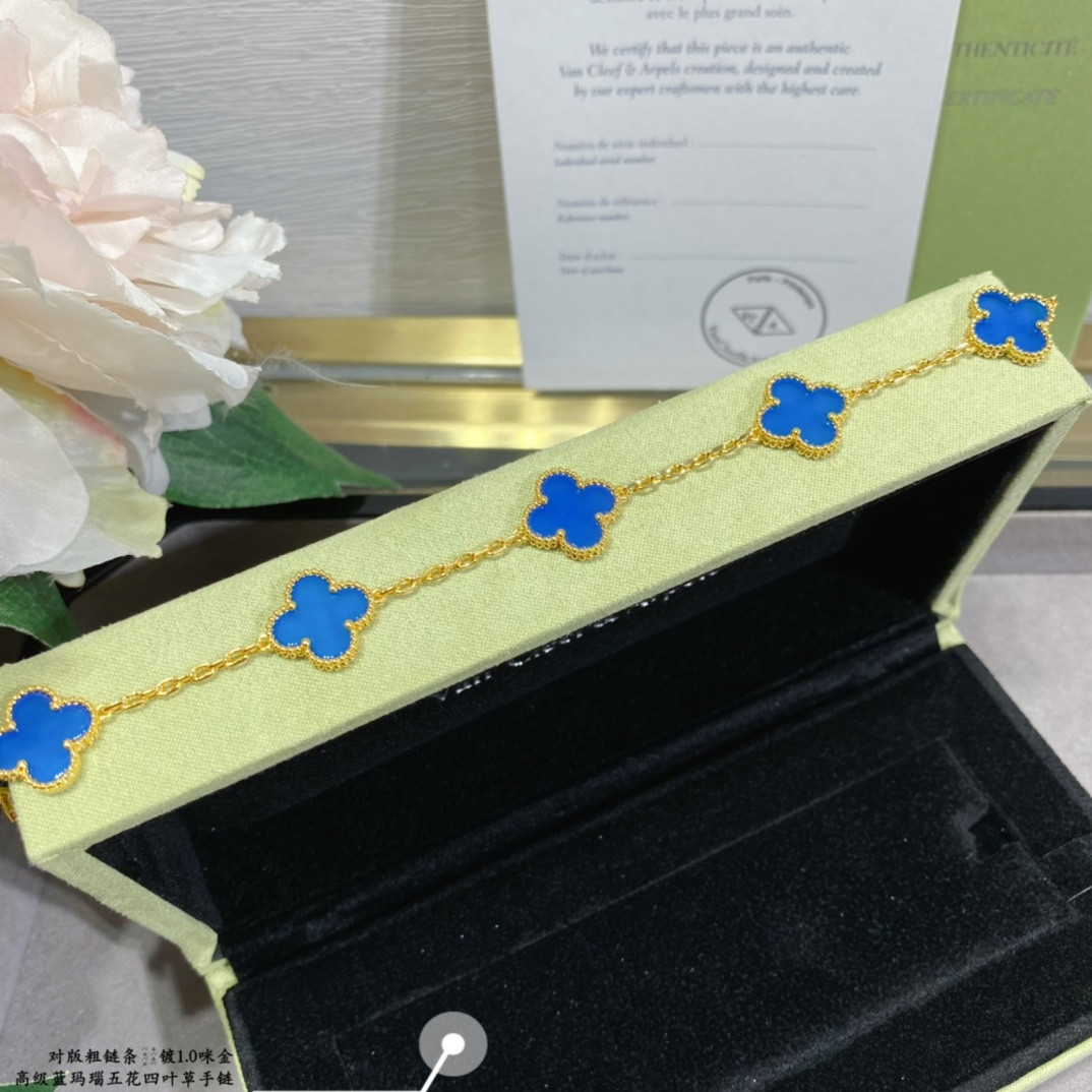 V*n Cl**f & Arpels Sapphire Blue Agate Five-Flower Four-Leaf Clover Bracelet