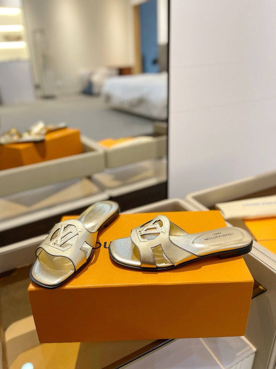 UA LV Isola Flat Mule