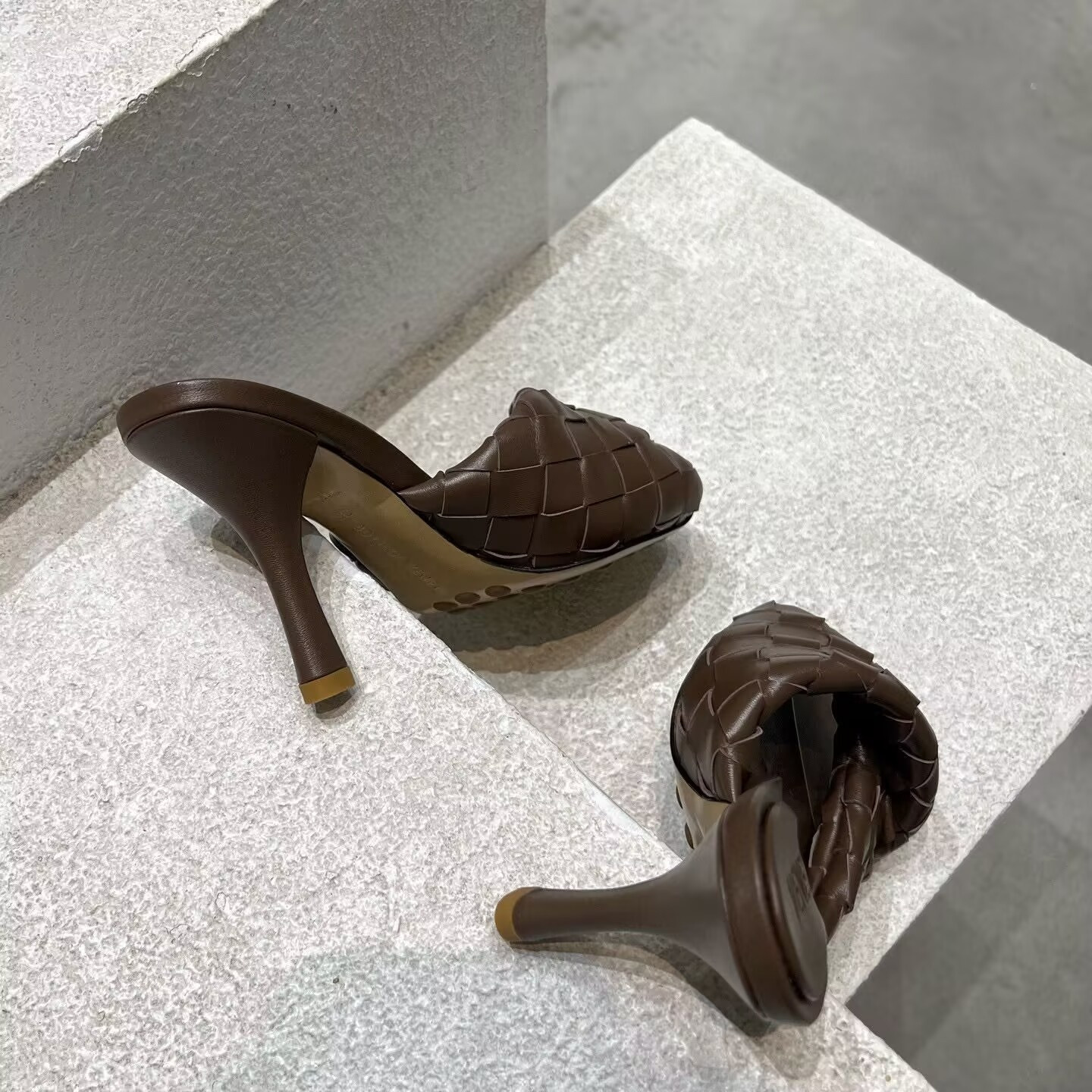 UA B0tt*ga Ven*ta Blink Slides