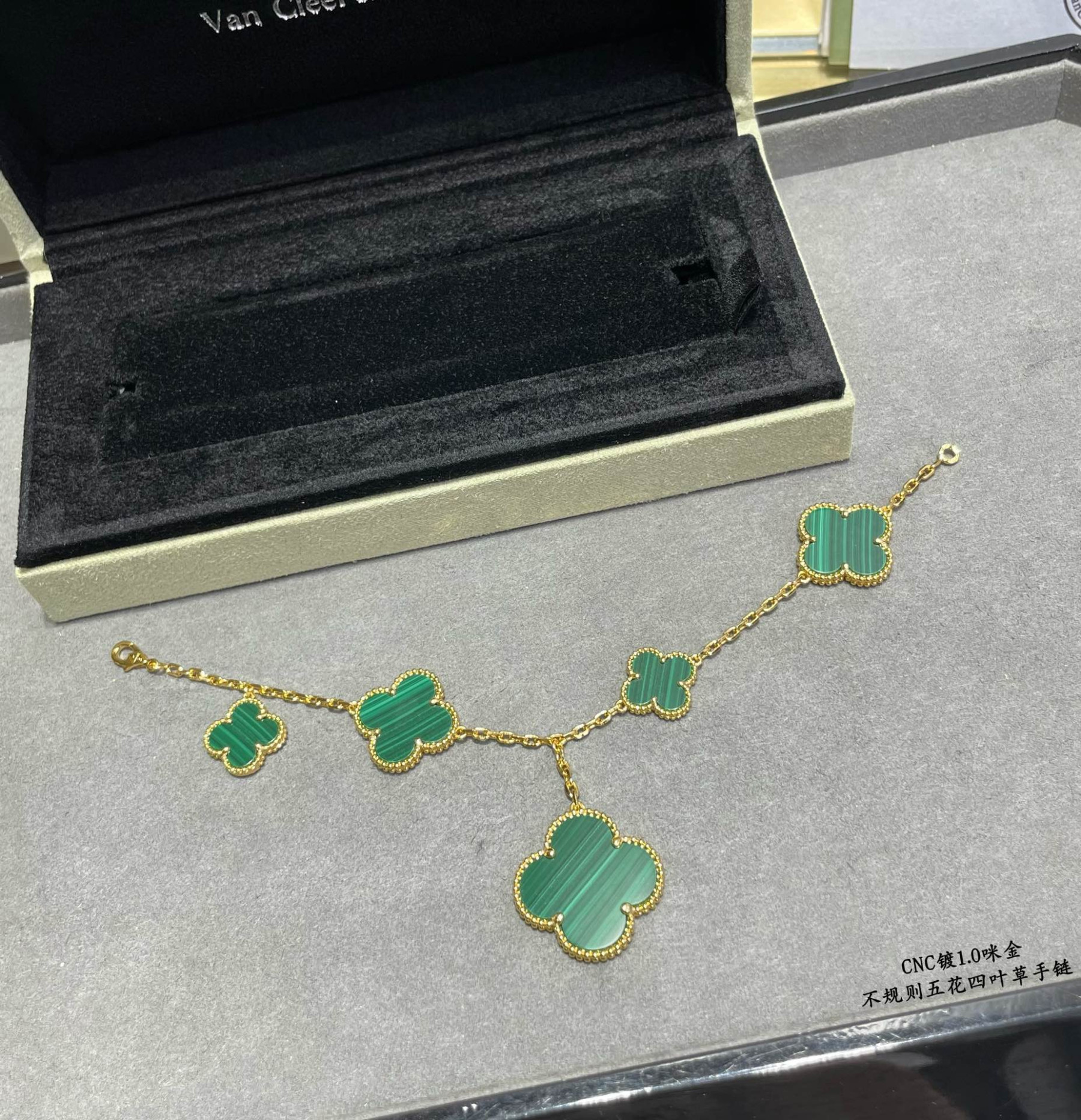 V*n Cl**f & Arpels Natural malachite irregular five-flowered four-leaf clover Bracelet