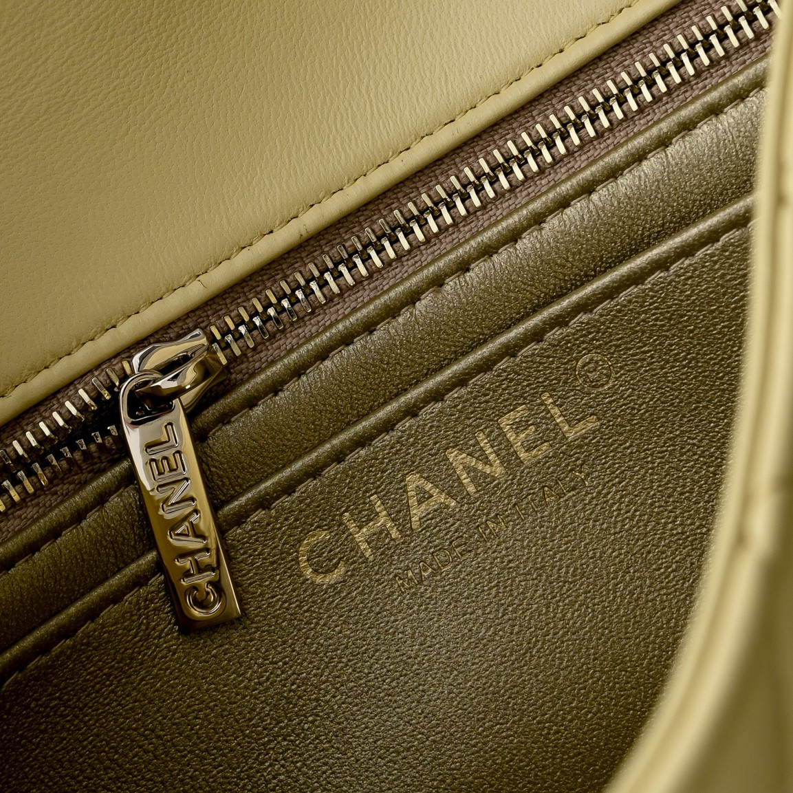 Ch**el Classic Flap Handbag CF Light gold hardware AS5759 20x13x7cm