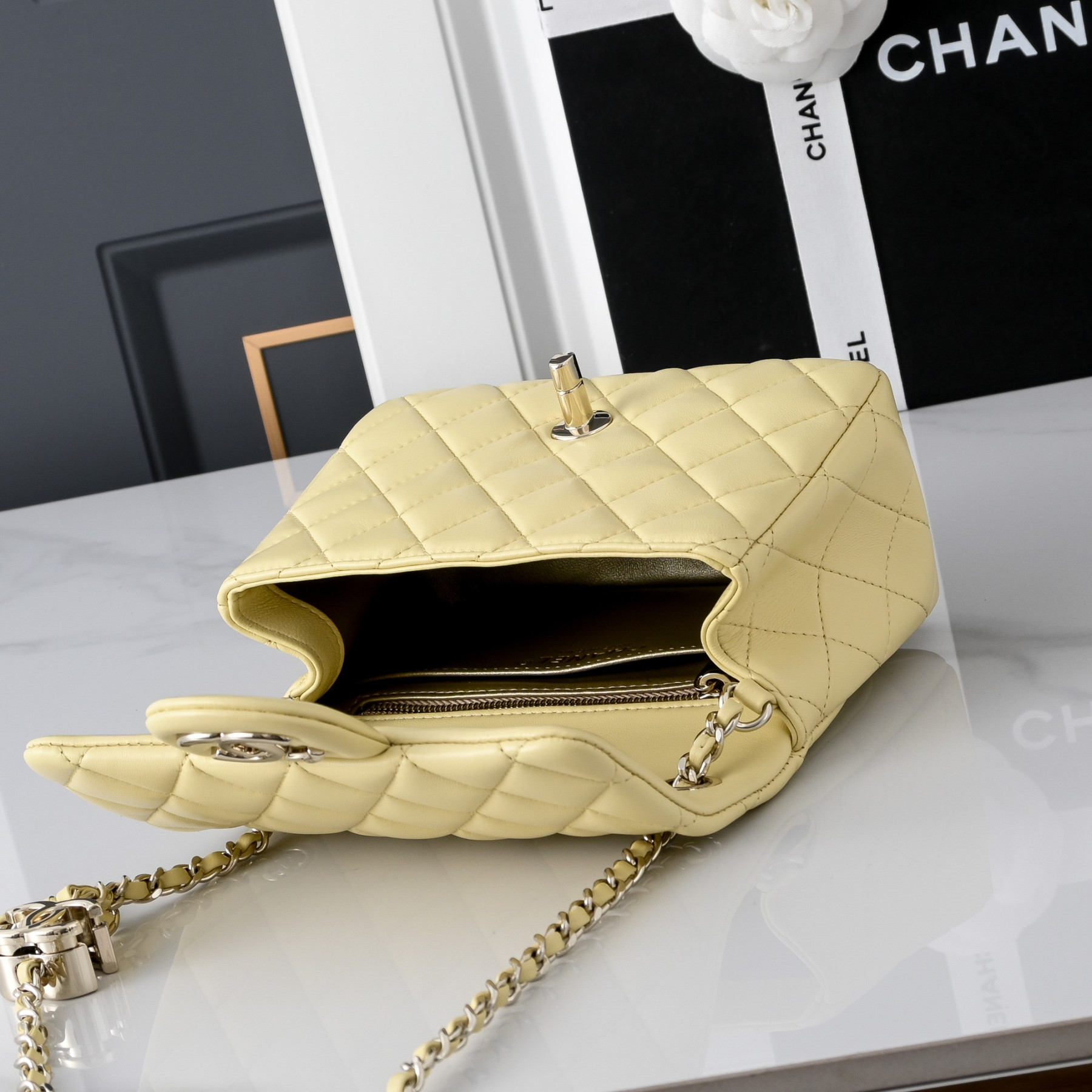 Ch**el Classic Flap Handbag CF Light gold hardware AS5758 18x13x7cm