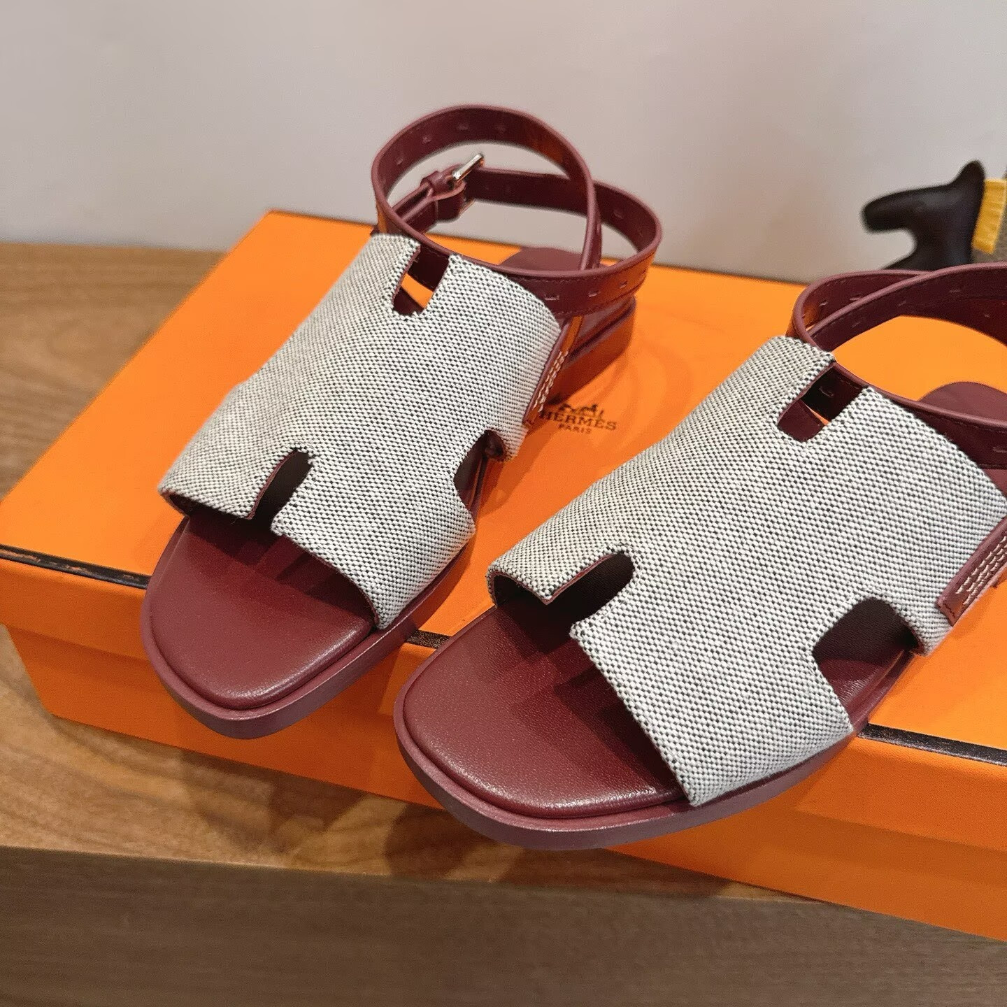 ua H**me5 maya sandal