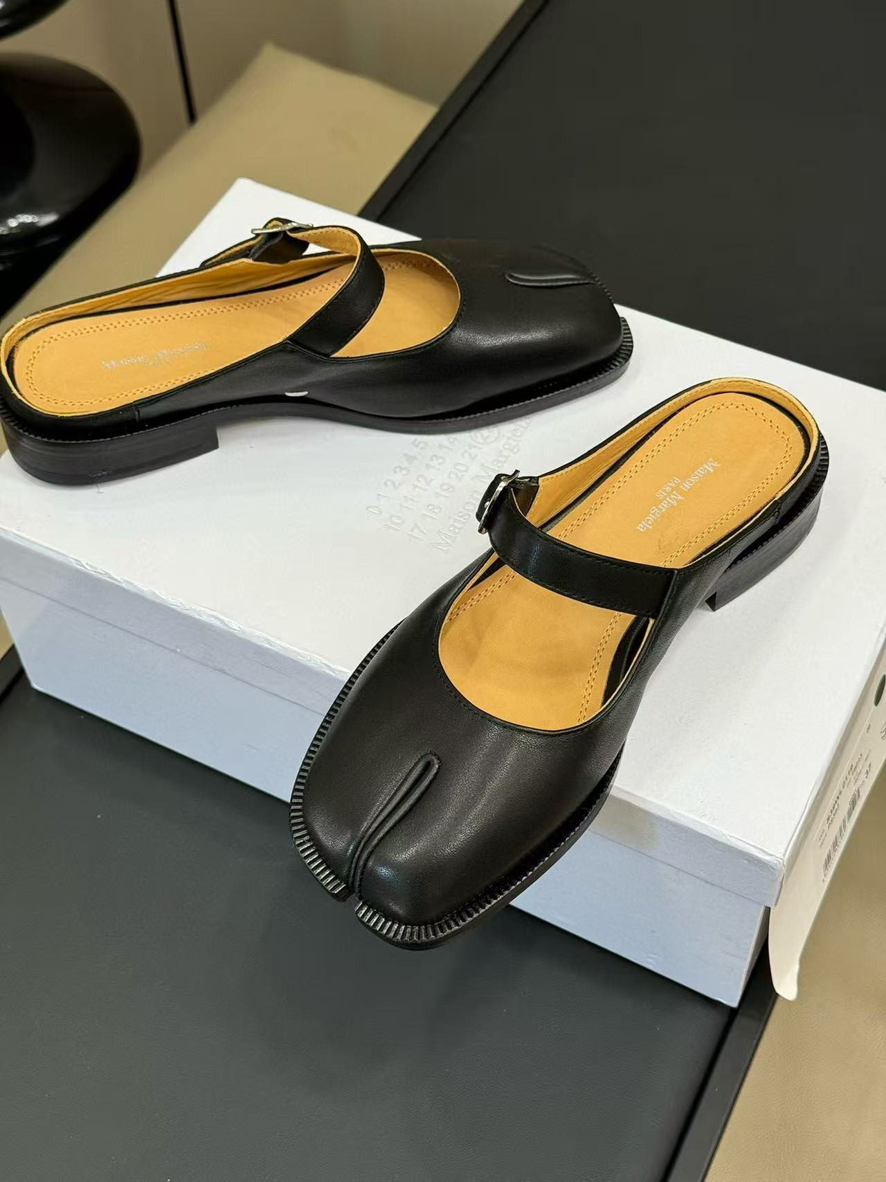 UA Ma1s0n Marg*e1a Tabi City Mary-Jane Mules