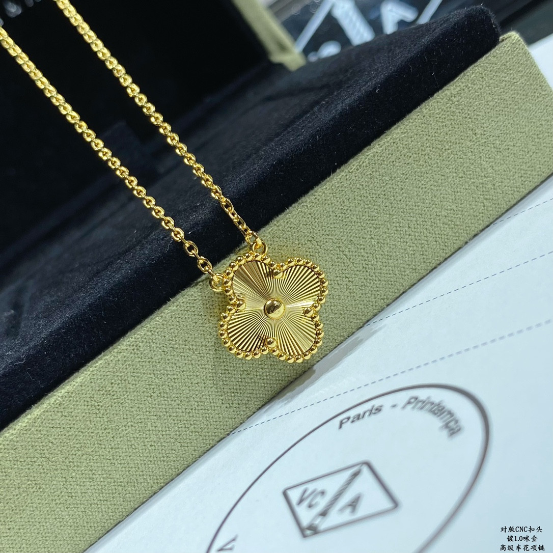 V*n Cl**f & Arpels Medium Classic Four Leaf Clover Necklace Diameter approx 1.5cm,Chain length approx 40+5cm