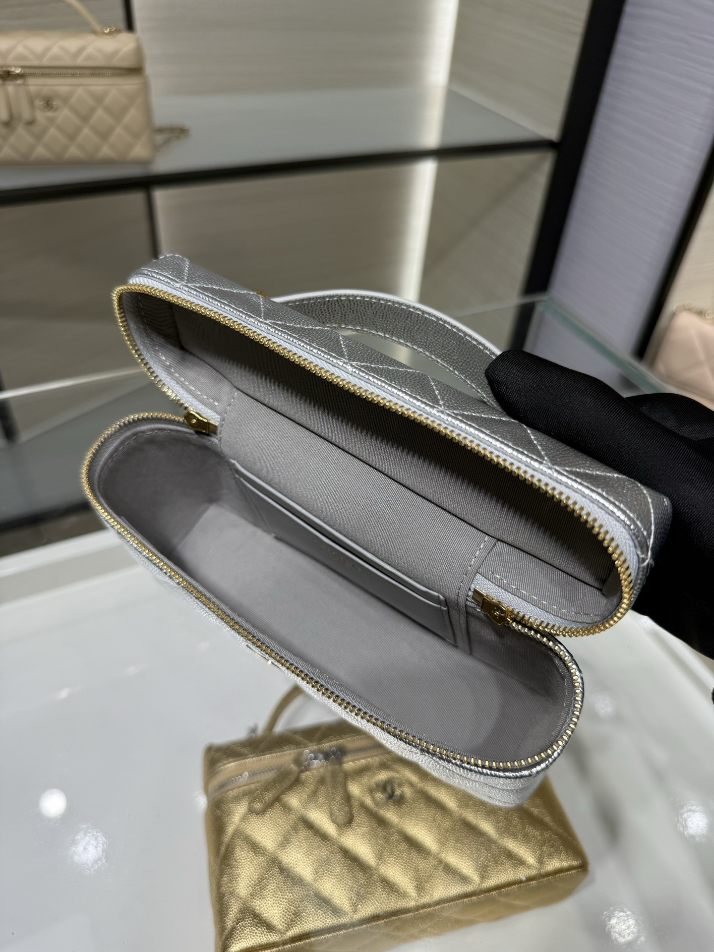 Ch**el Classic Vanity with chain Handbag AP4385 17x19x5cm