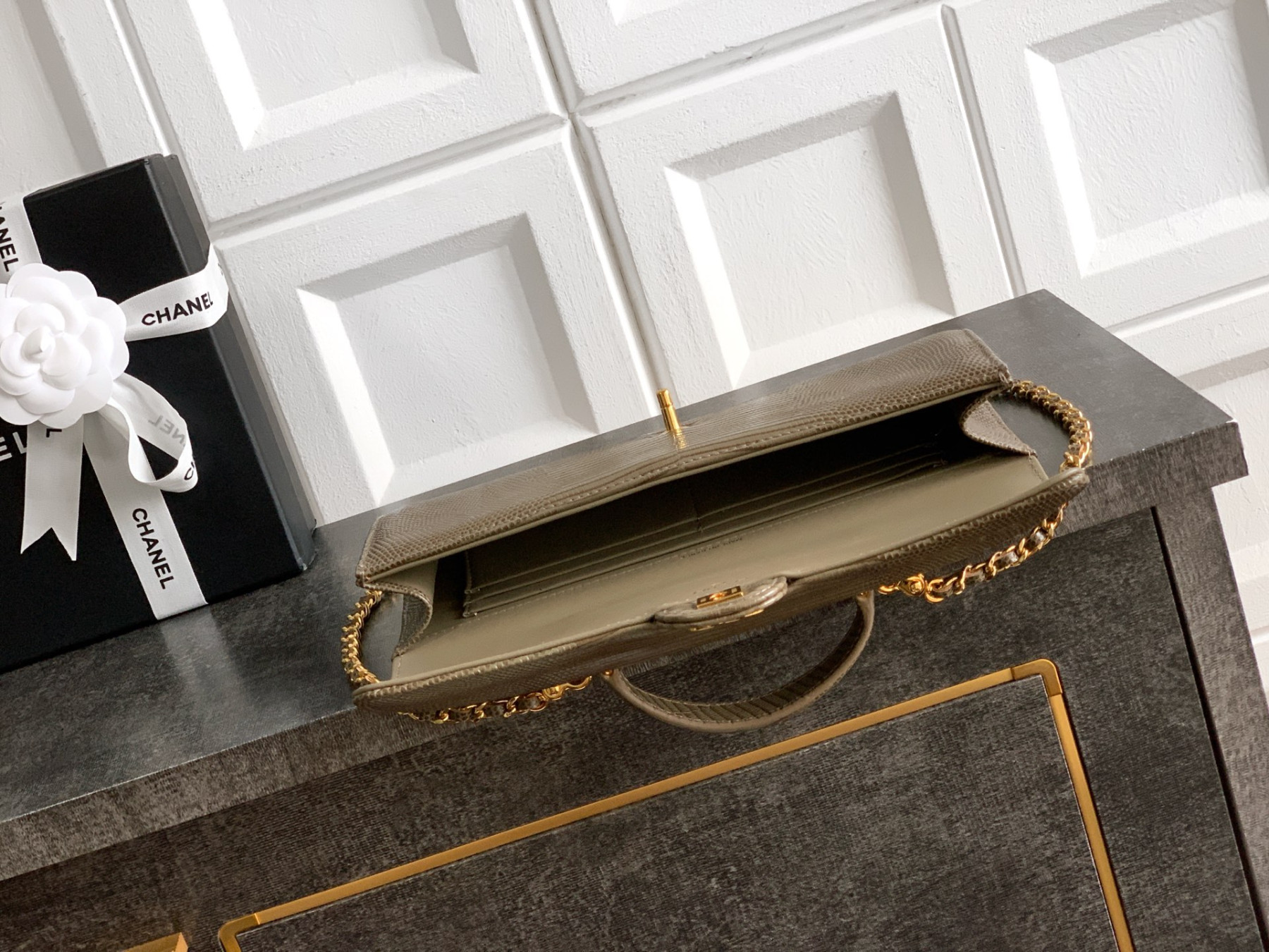 Ch**el clutch with chain ap5280 9.5x25x5cm