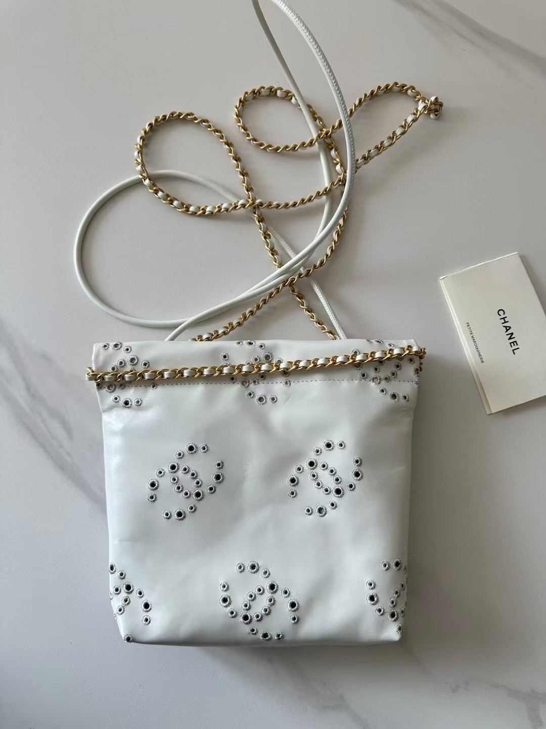 Ch**el 22 MINI HANDBAG Shiny Calfskin 20 × 19 × 6 cm