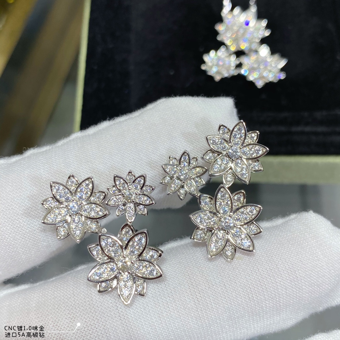 V*n Cl**f & Arpels lotus Earrings