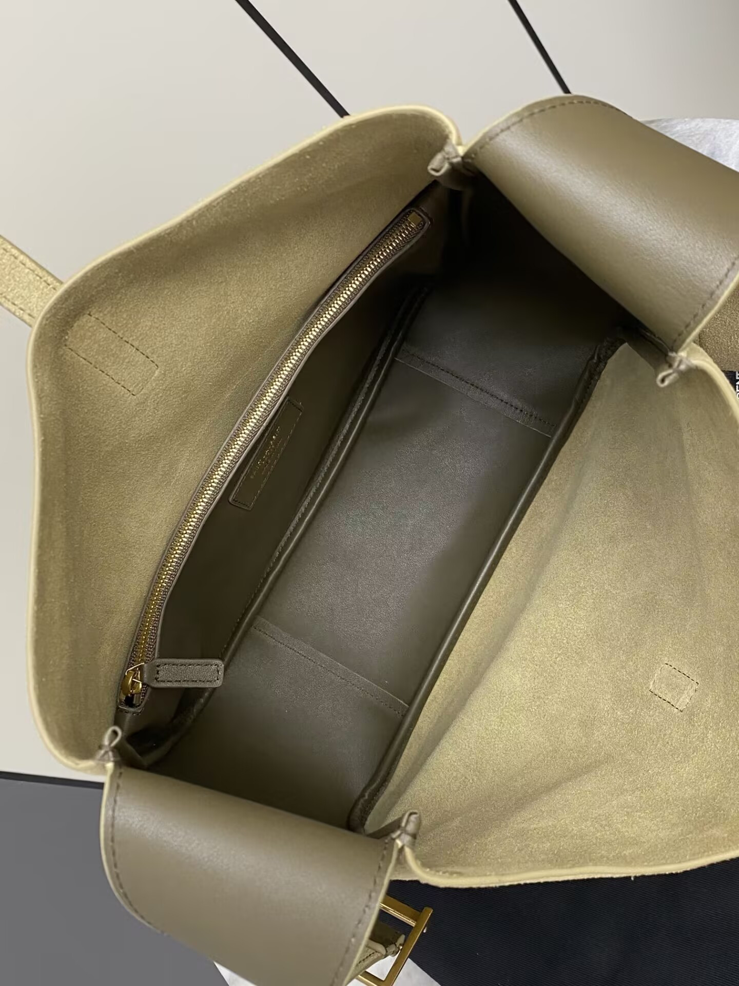 Y51 LE 5 À 7 S*pPLE LARGE IN SUEDE 30 X 31 X 13 CM