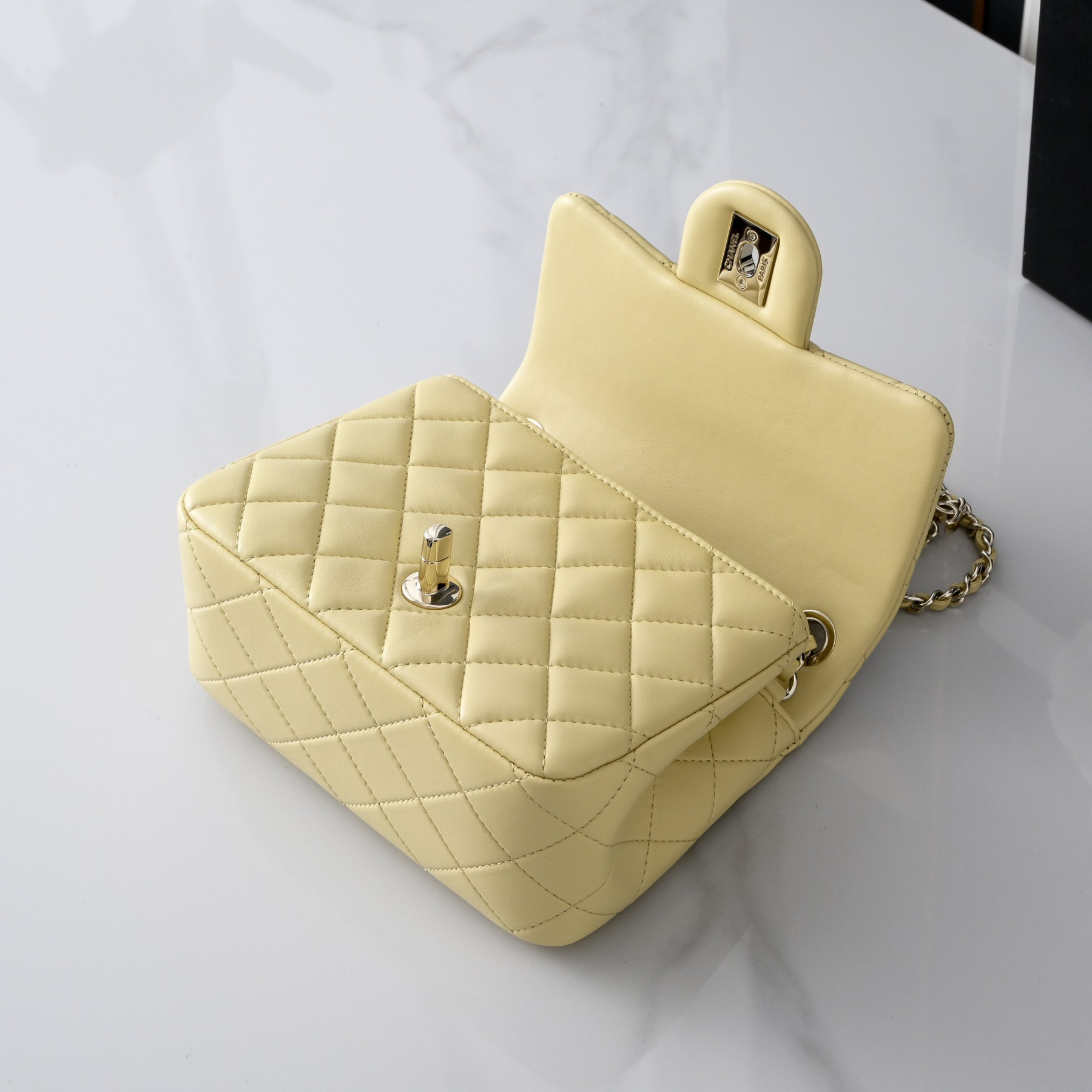 Ch**el Classic Flap Handbag CF Light gold hardware AS5758 18x13x7cm