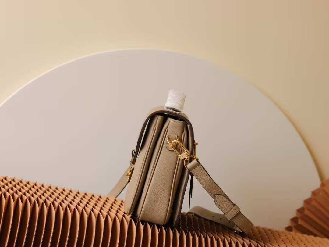 LV Pochette Métis M44881 25x19x7cm