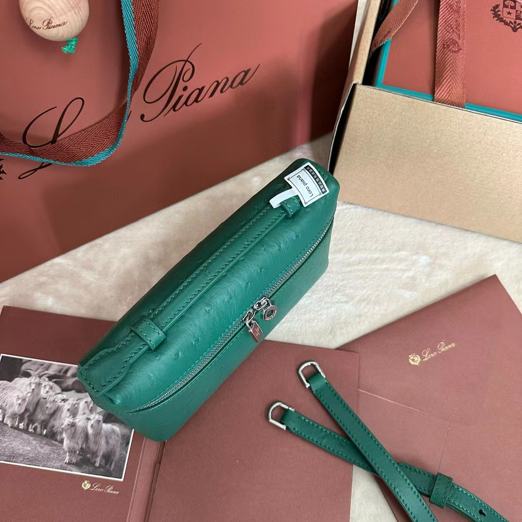 L0r0 P1ana Extra Pocket L19 Ostrich-grained Leather 11x19x6.5cm