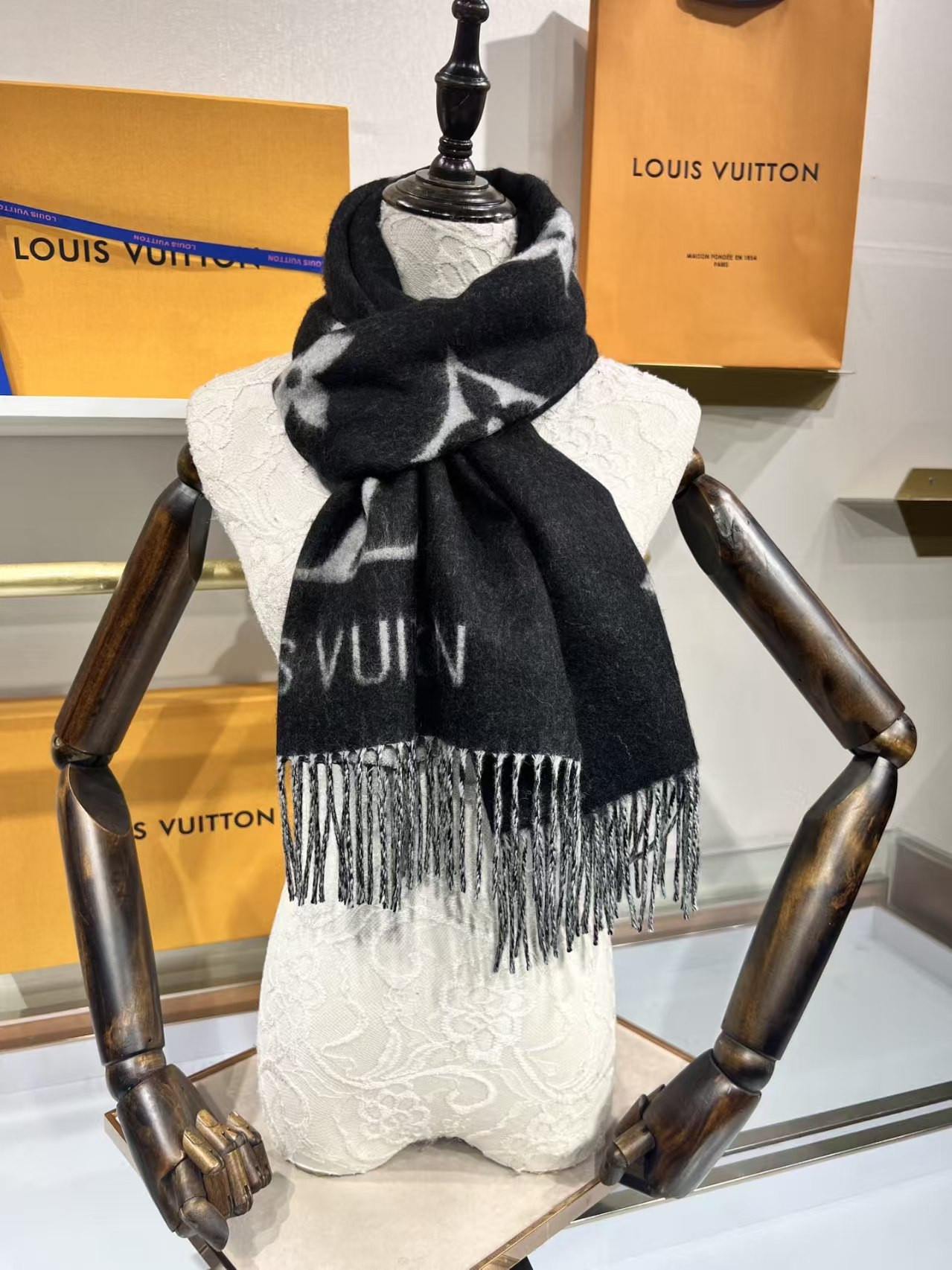 Louis Vuitton Reykjavik scarf