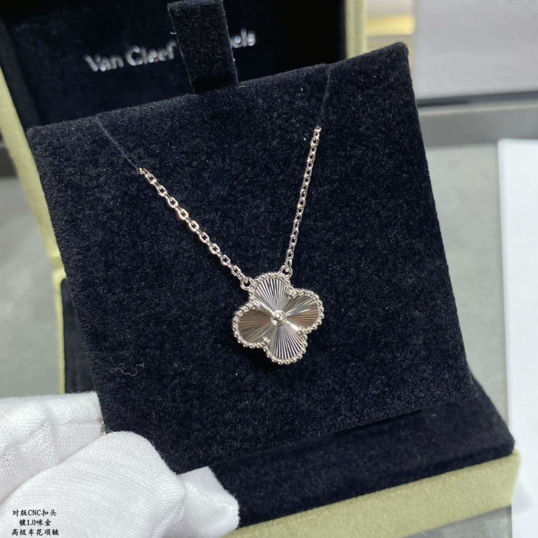 V*n Cl**f & Arpels Medium Classic Four Leaf Clover Necklace Diameter approx 1.5cm,Chain length approx 40+5cm