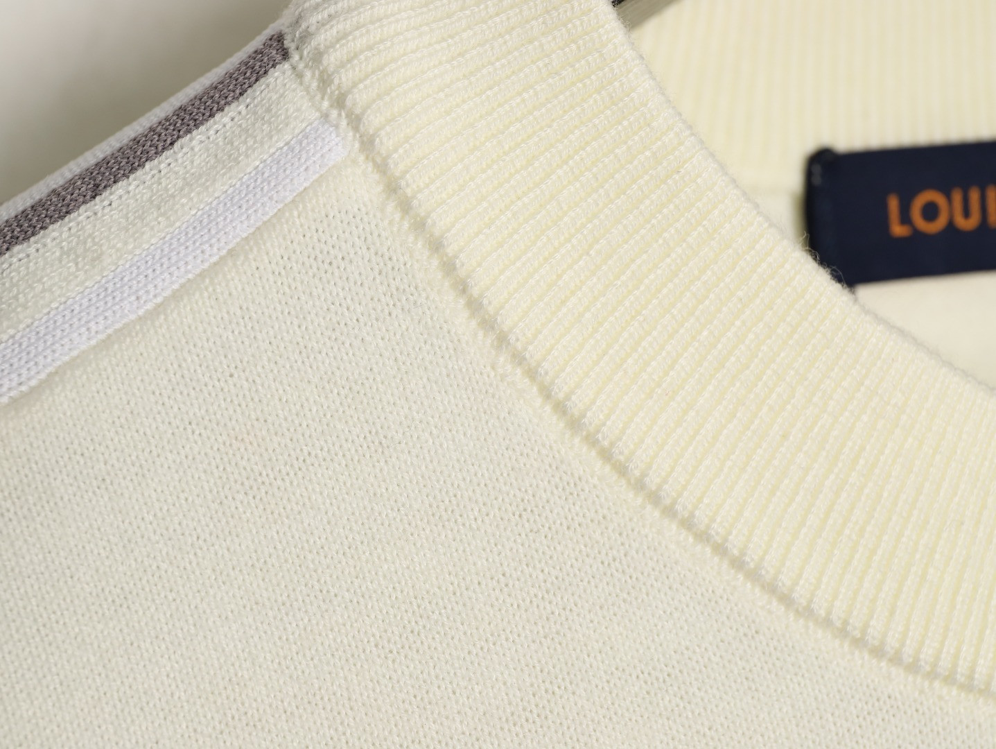 L0vis Vvtt0n Sweaters