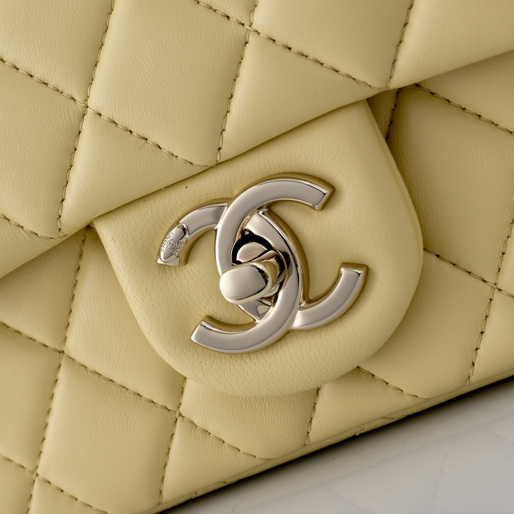 Ch**el Classic Flap Handbag CF Light gold hardware AS5759 20x13x7cm