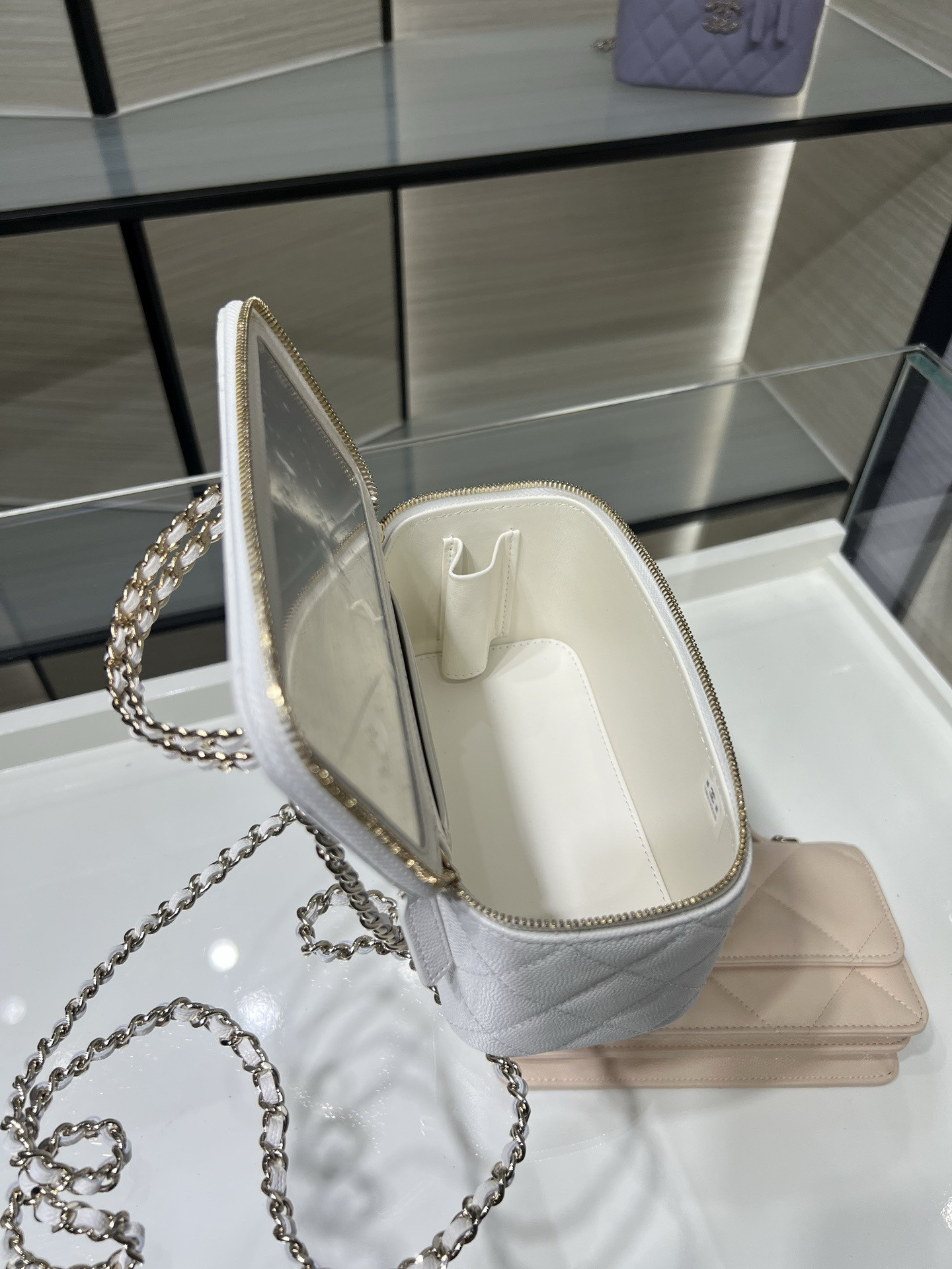 Ch**el vanity with chain ap5182 9.5x17x8cm