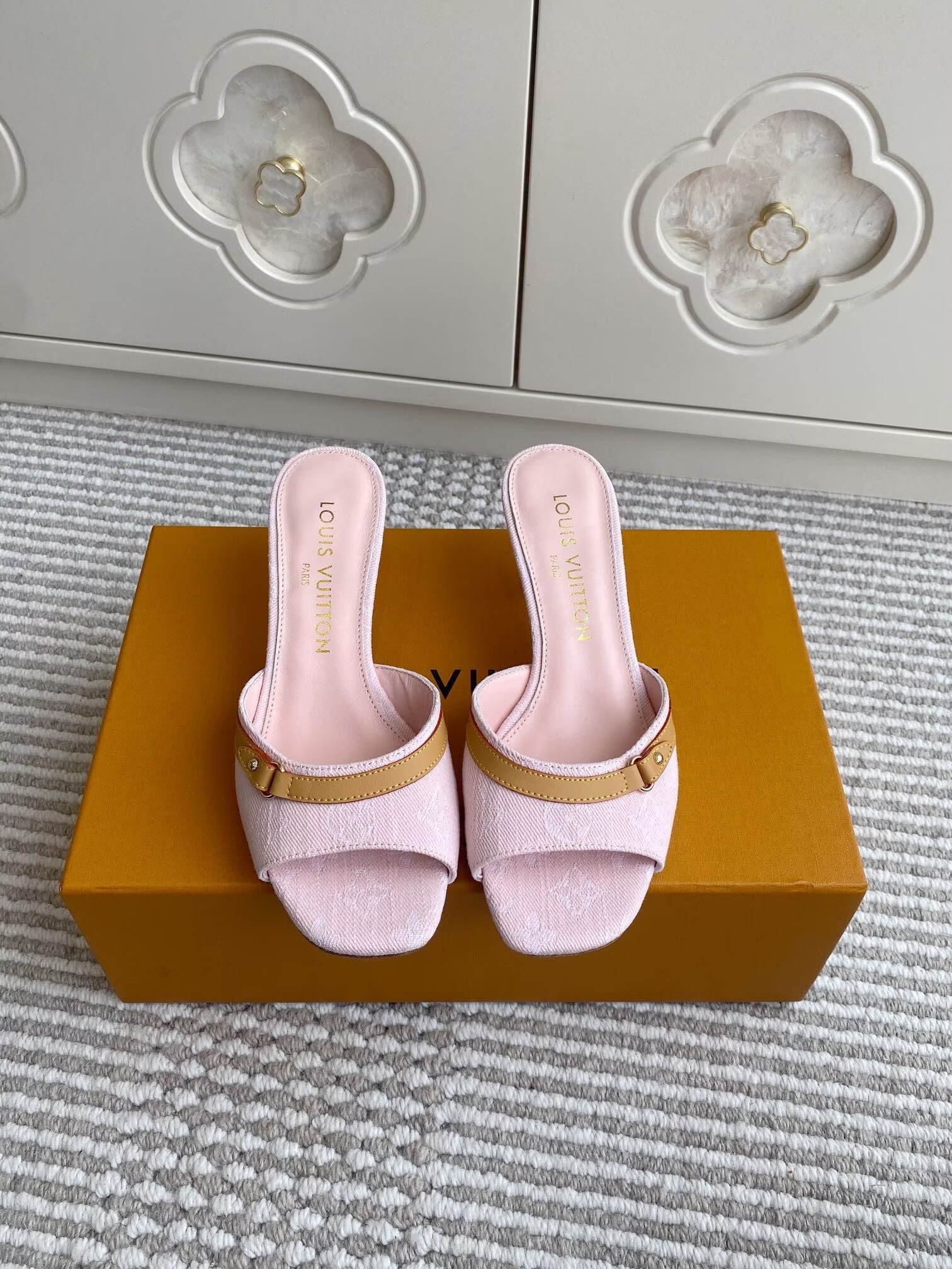 UA LV 6AM Mule