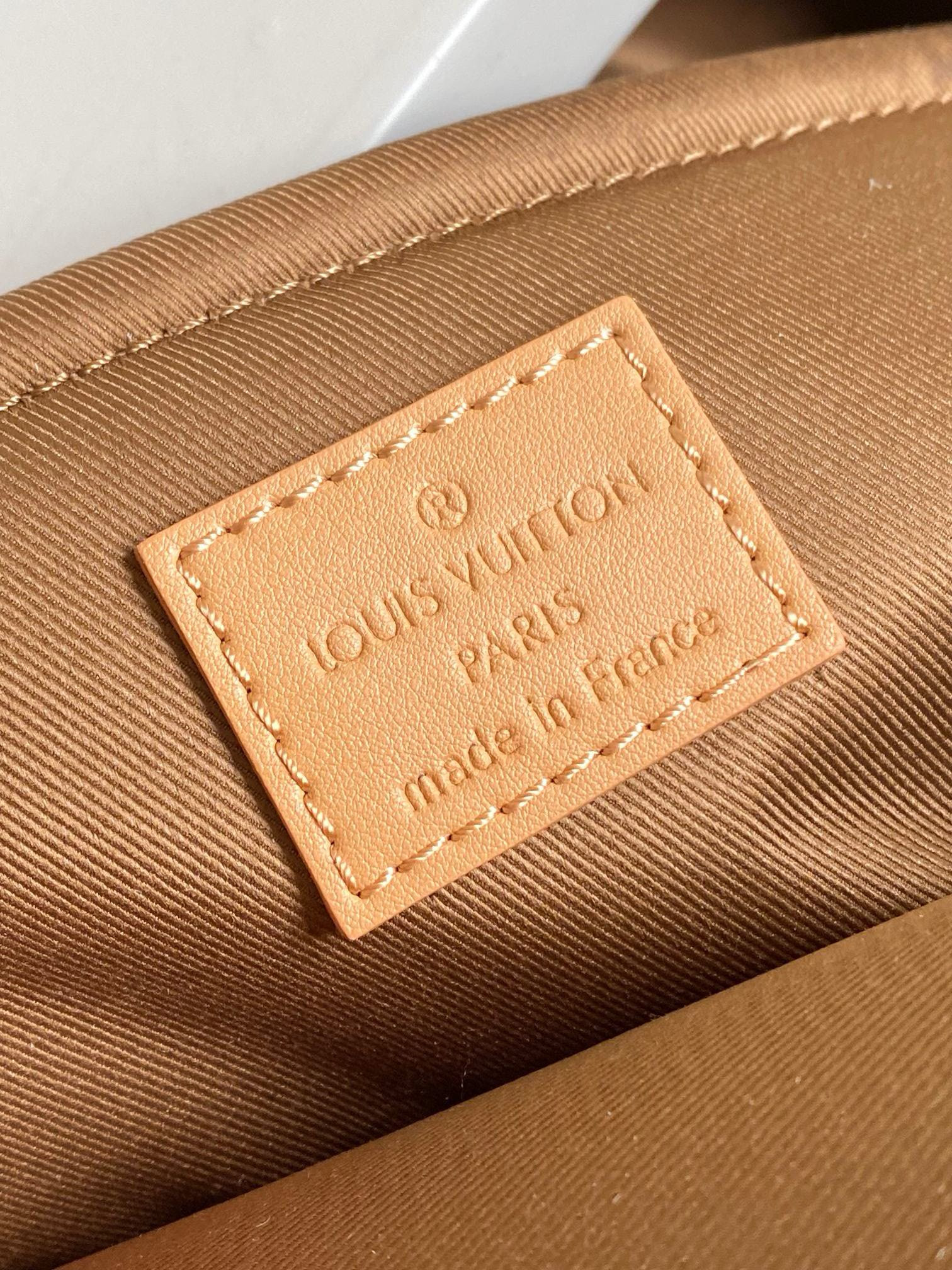 LV Outdoor Backpack M12624 44x19x31cm