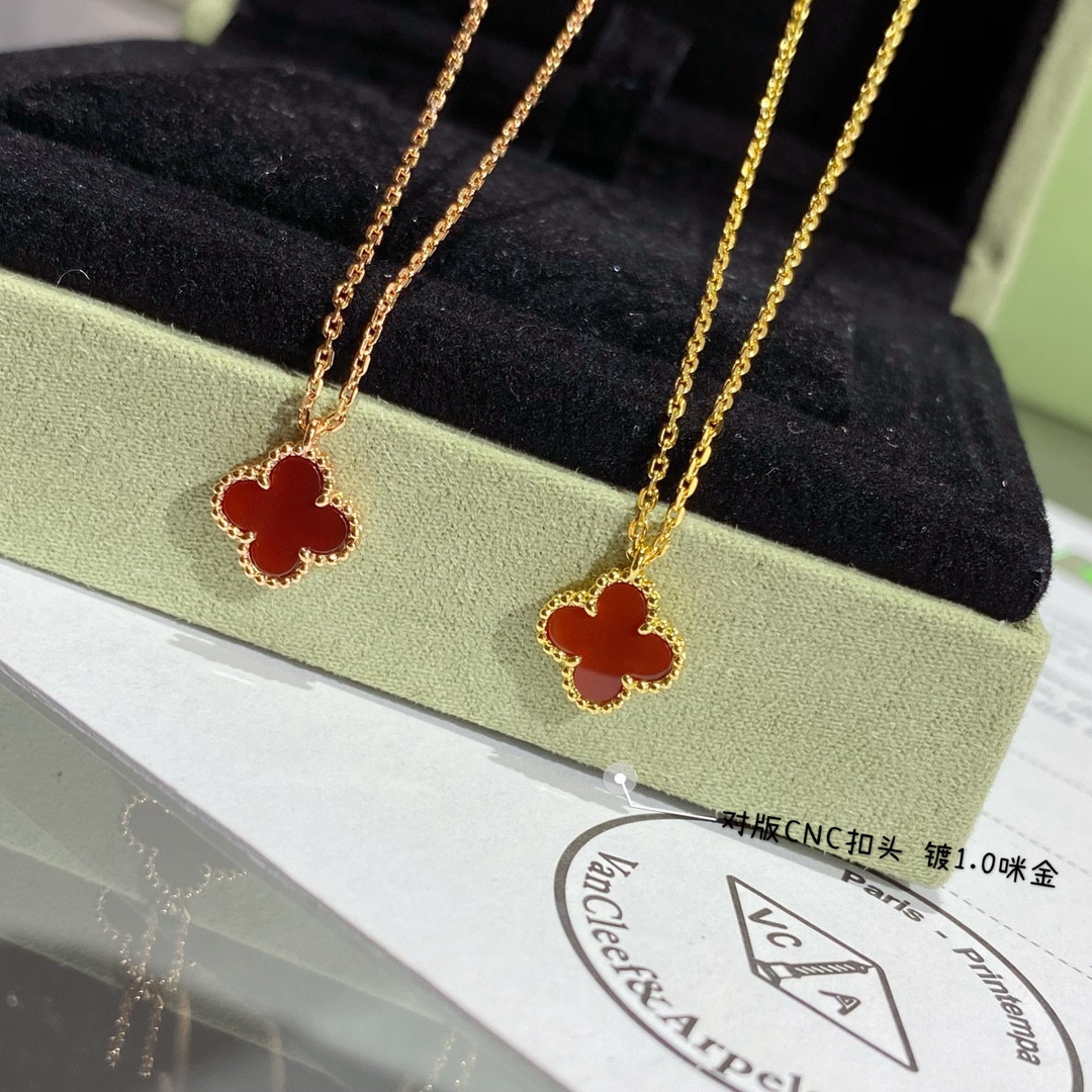 V*n Cl**f & Arpels Mini Four-Leaf Clover Necklace Diameter approx 1.0cm, Chain length approx 40+5cm