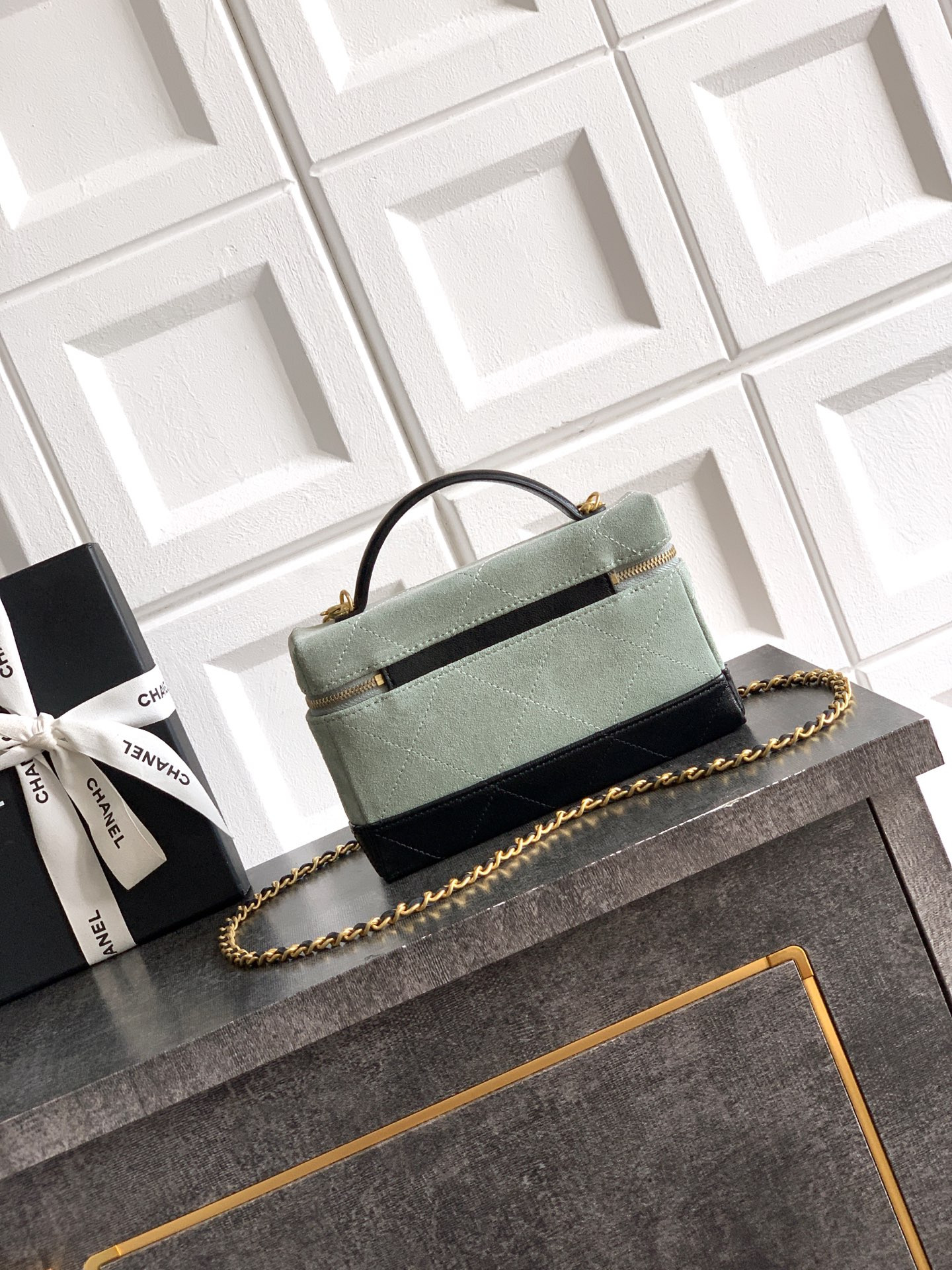 Ch**el vanity with chain ap5186 17x19.5x5cm