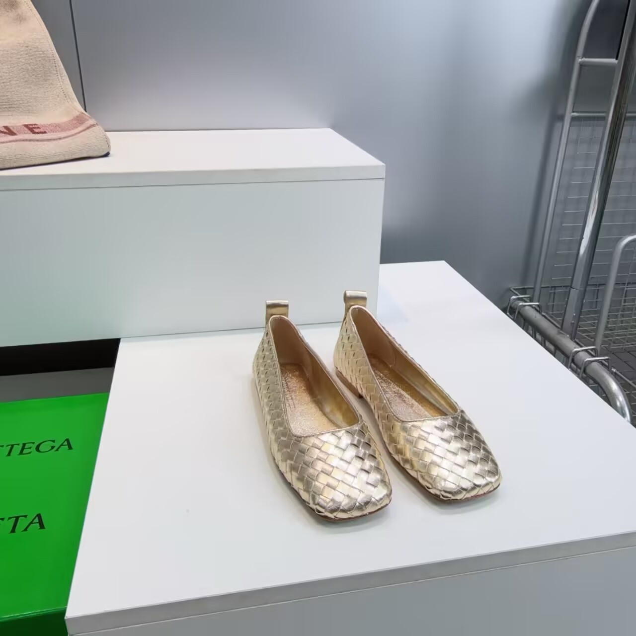 UA B0tt*ga Ven*ta Charlotte Ballerina