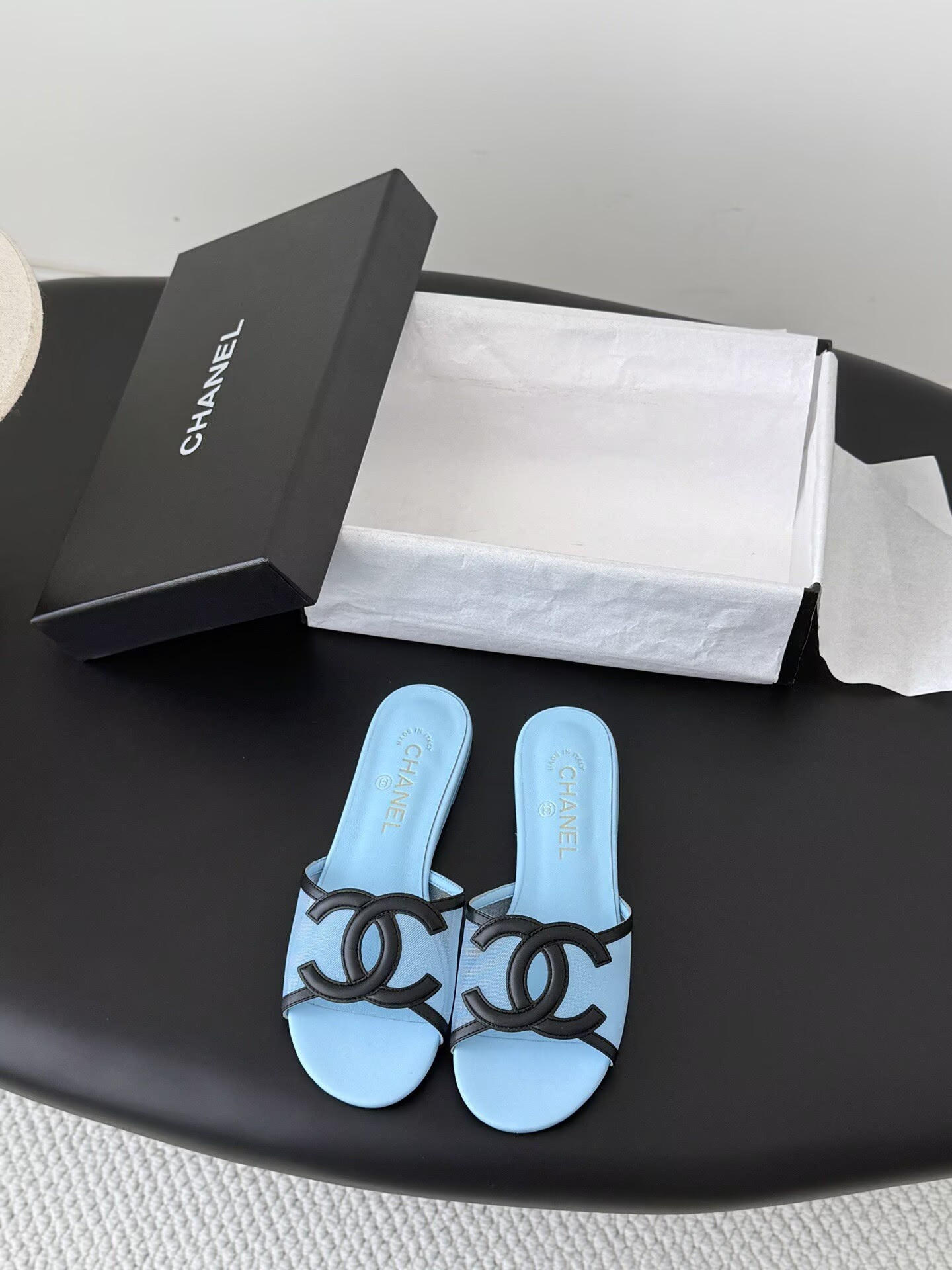 ua Ch**el sandals